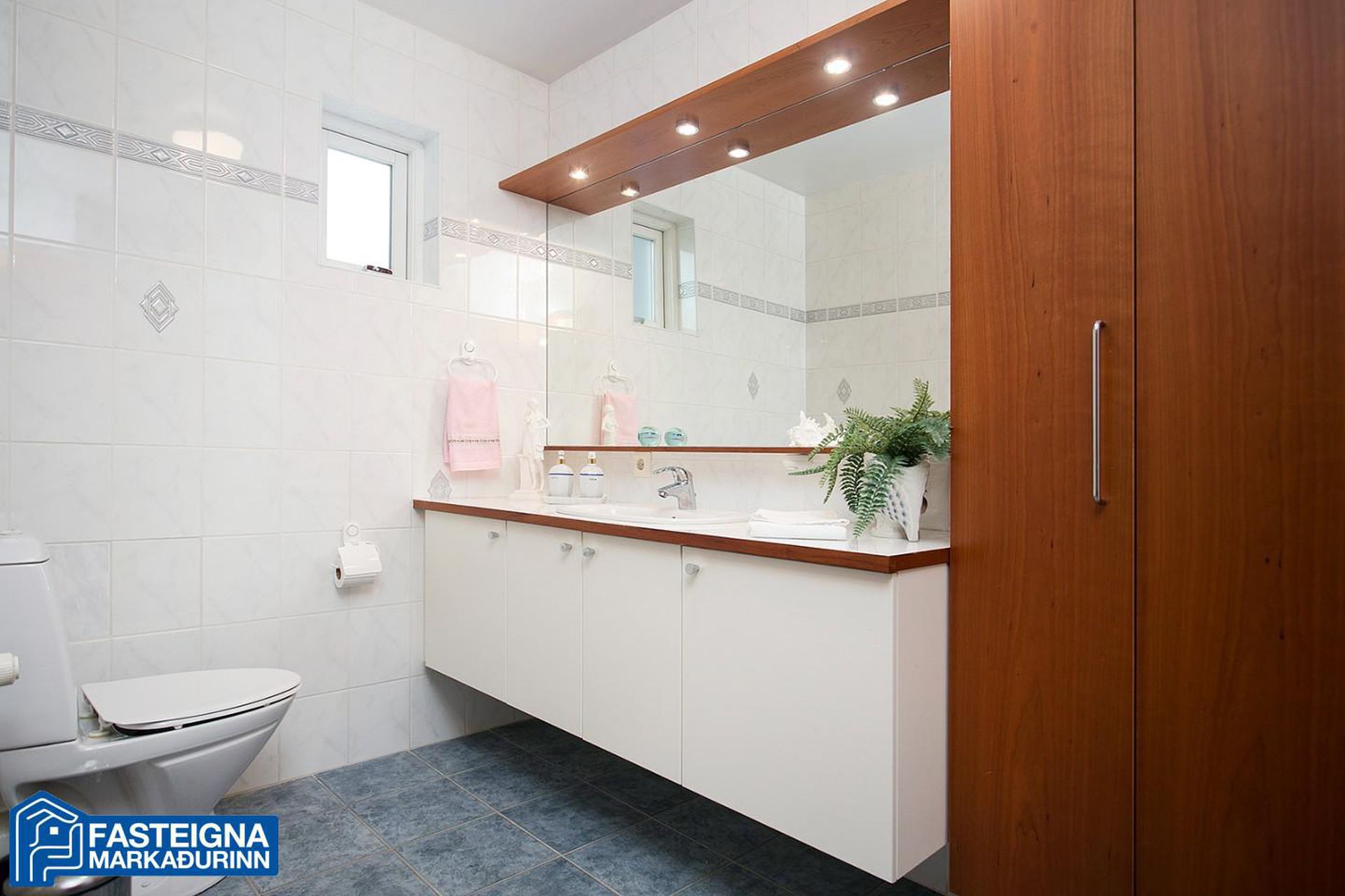 Garðatorg 7, 210 Garðabær