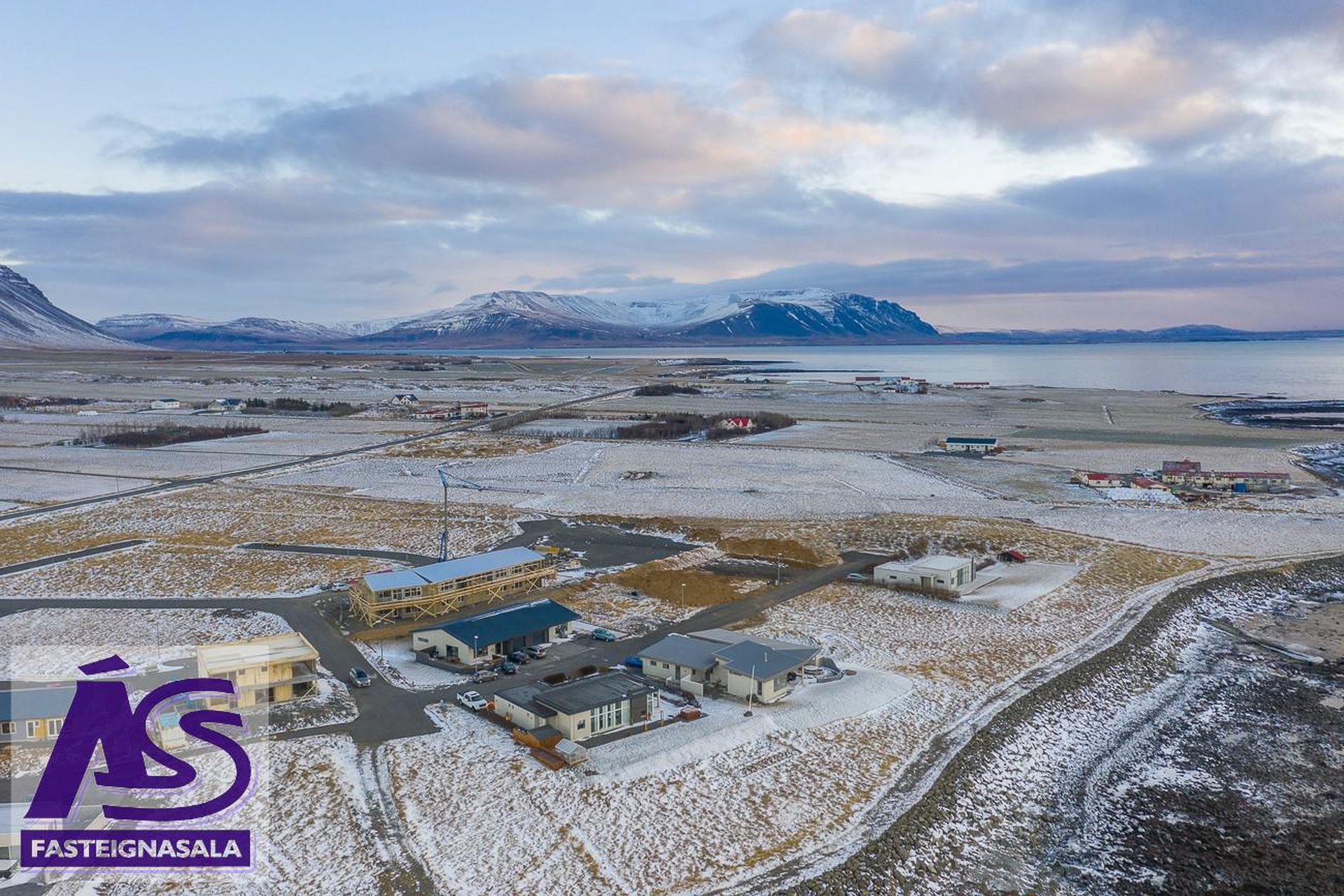 Krossvellir 2, 301 Hval