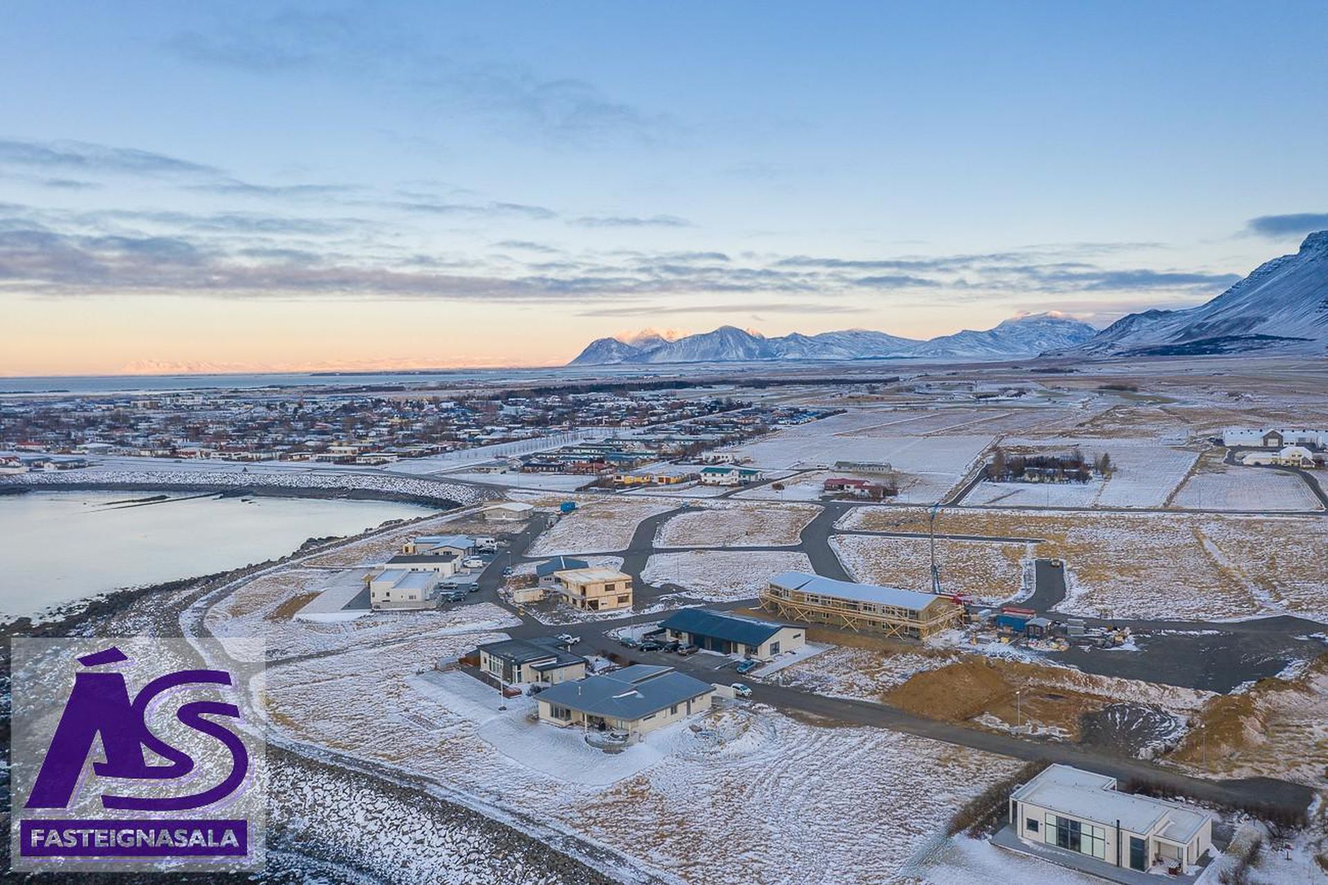 Krossvellir 2, 301 Hval