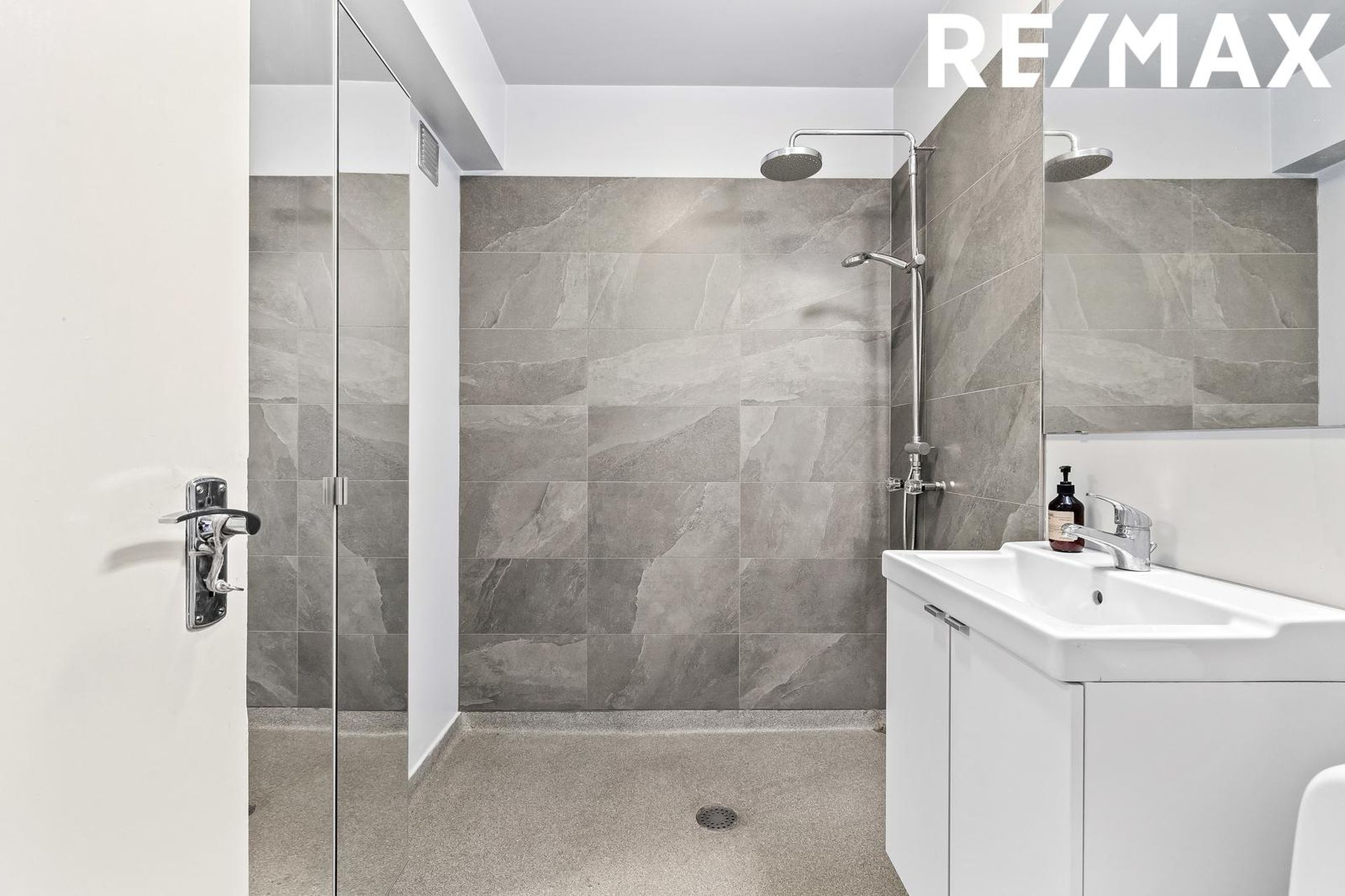 Grettisgata 96, 105 Reykjavík