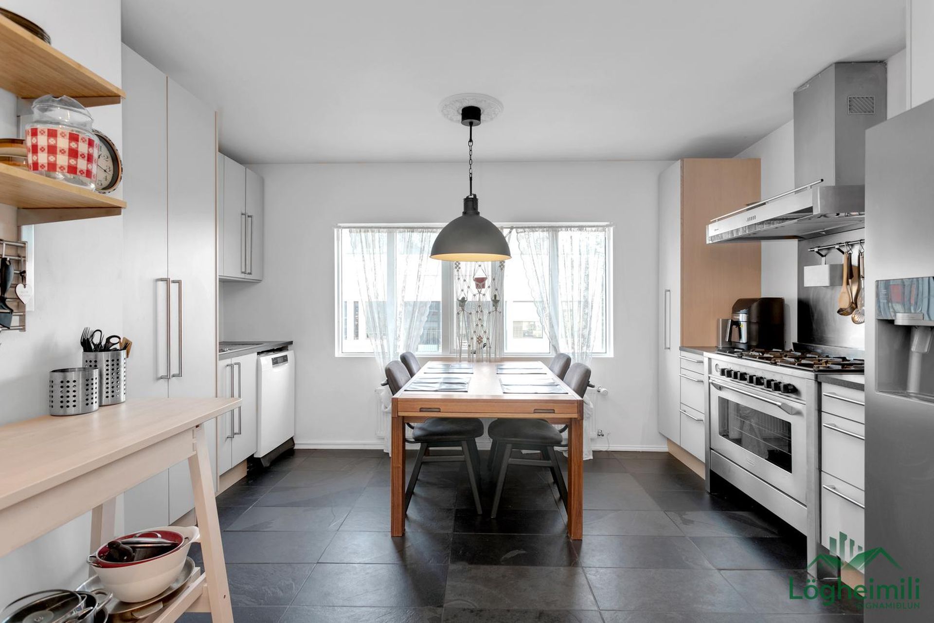 Strandgata 32, 220 Hafnarfjörður