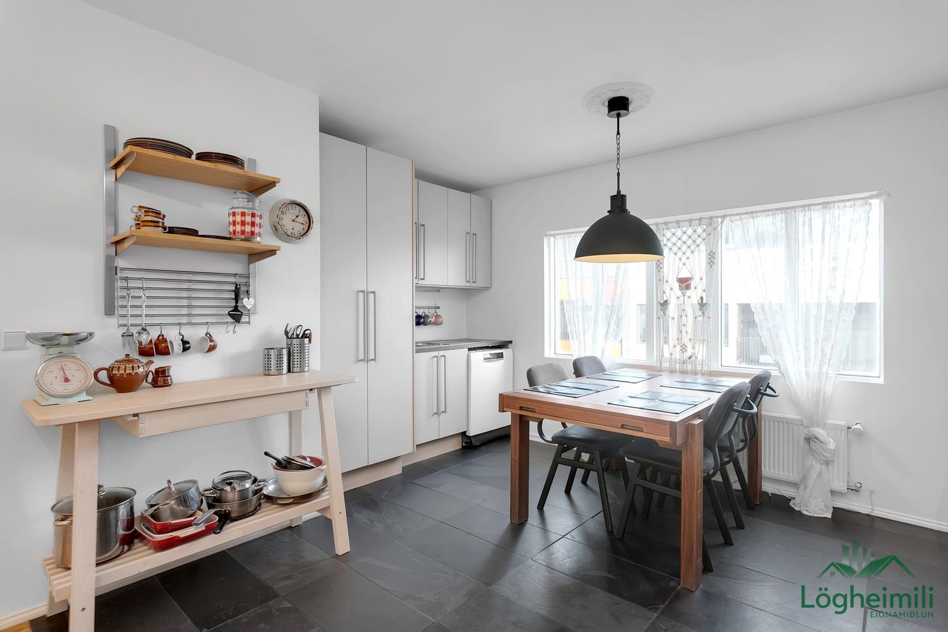 Strandgata 32, 220 Hafnarfjörður