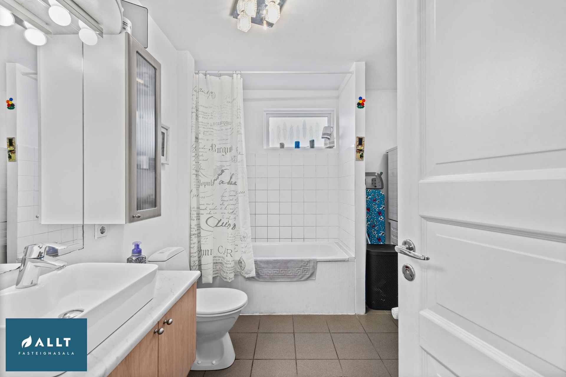 Hjallavegur 3, 260 Reykjanesbær