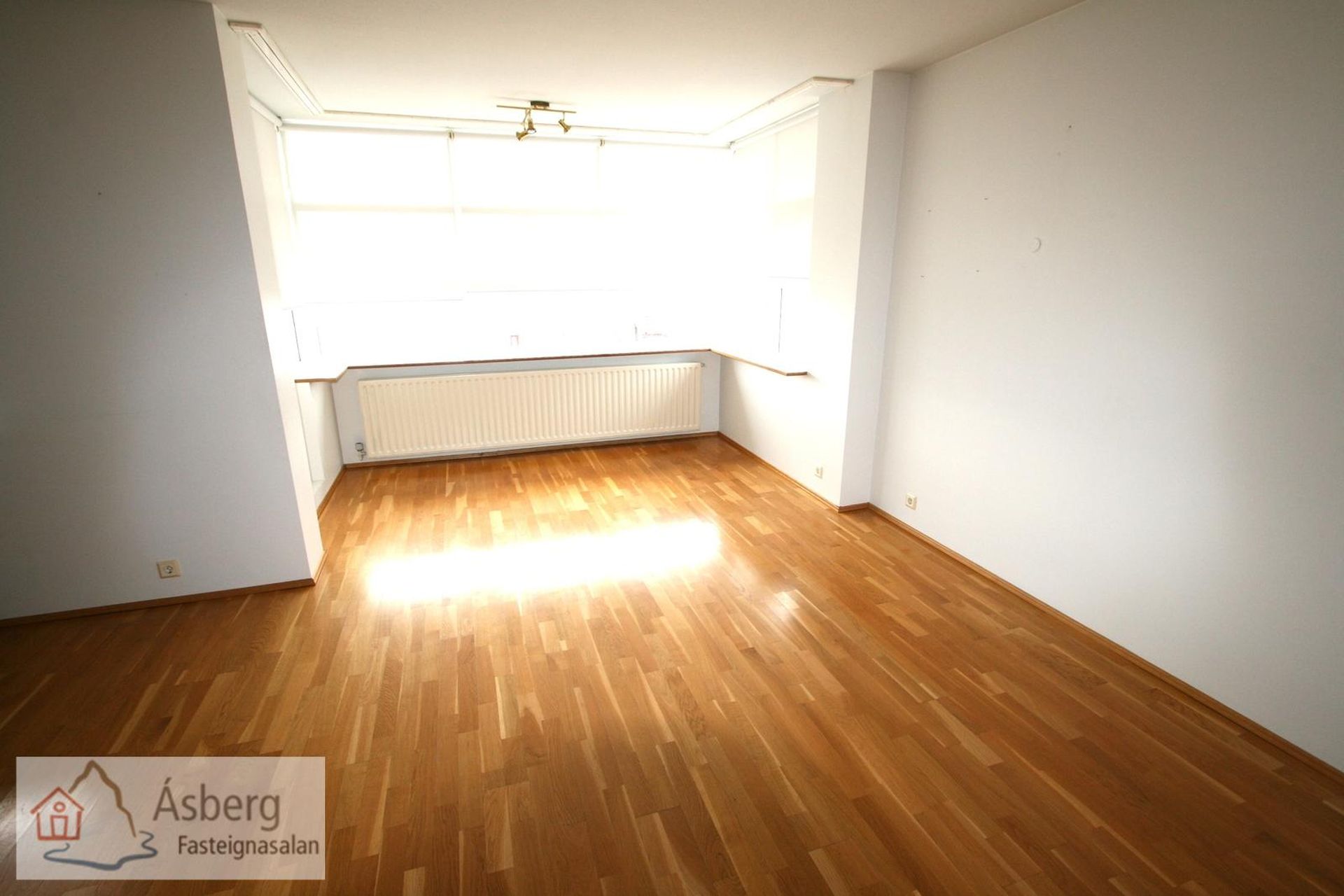 Kirkjuvegur 1, 230 Reykjanesbær