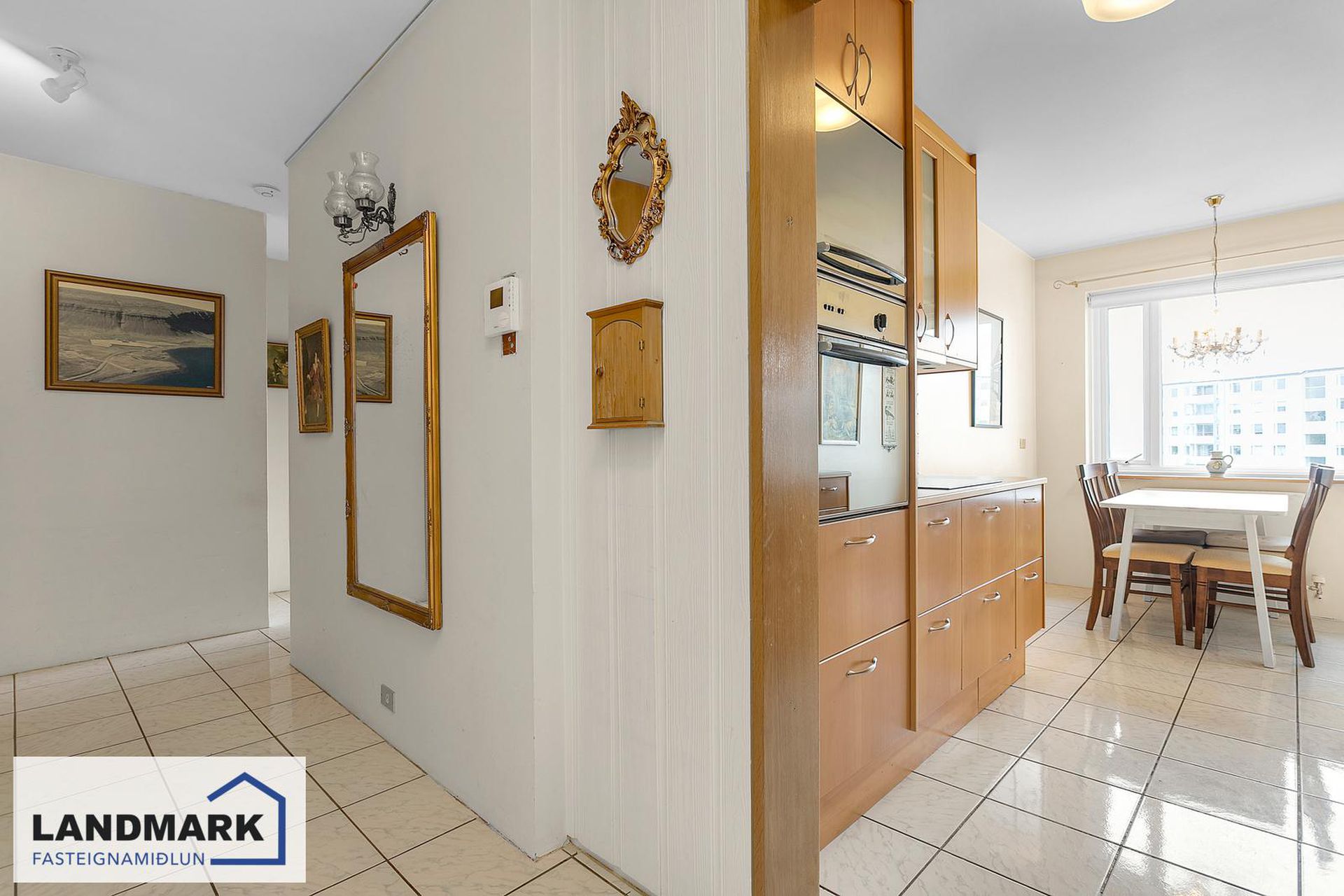 Hrafnhólar 6 6-8 - 0404, 111 Reykjavík