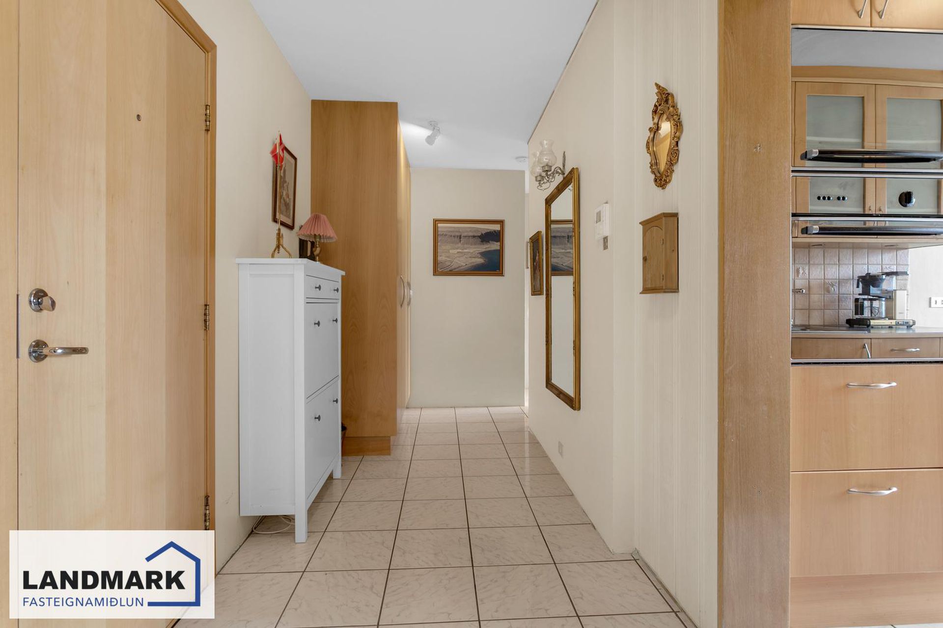 Hrafnhólar 6 6-8 - 0404, 111 Reykjavík