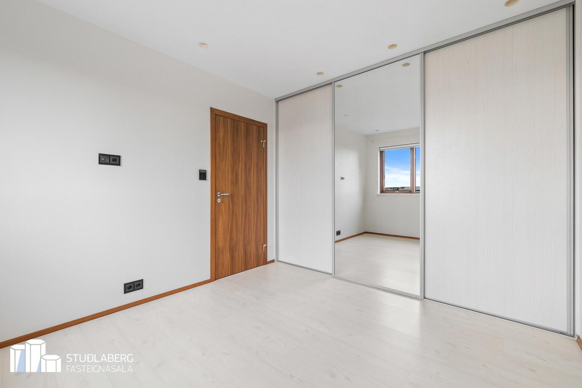 Tjarnabakki 6, 260 Reykjanesbær
