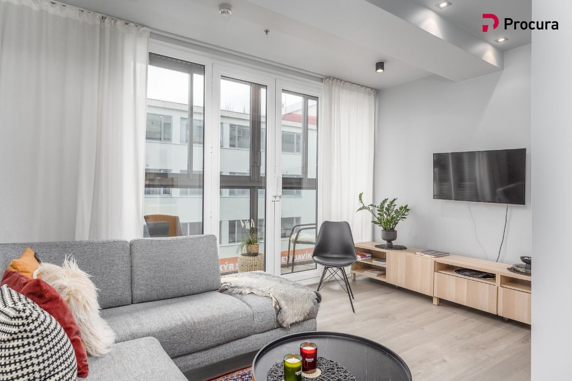 Laugavegur 103, 105 Reykjavík