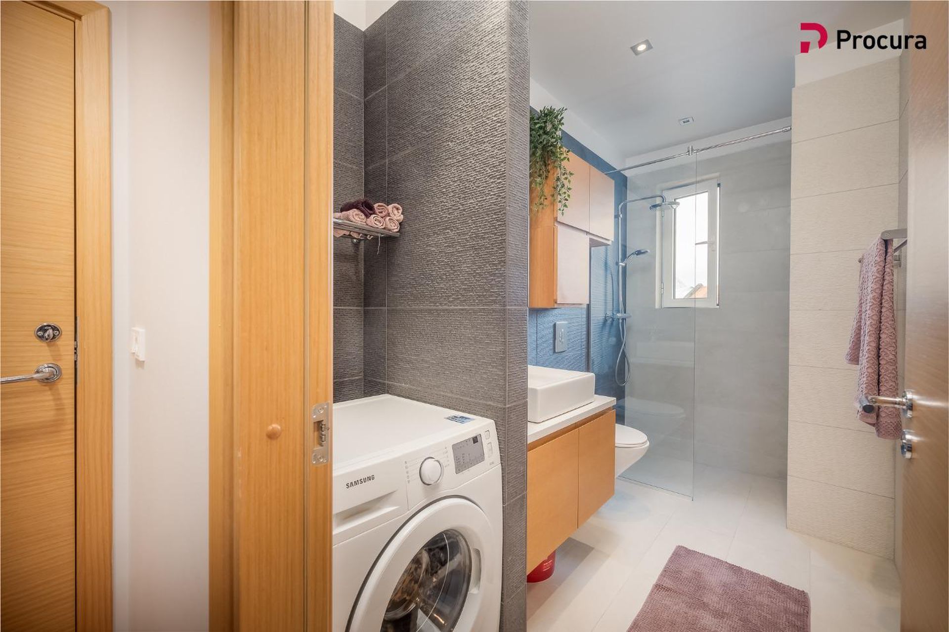 Laugavegur 103, 105 Reykjavík