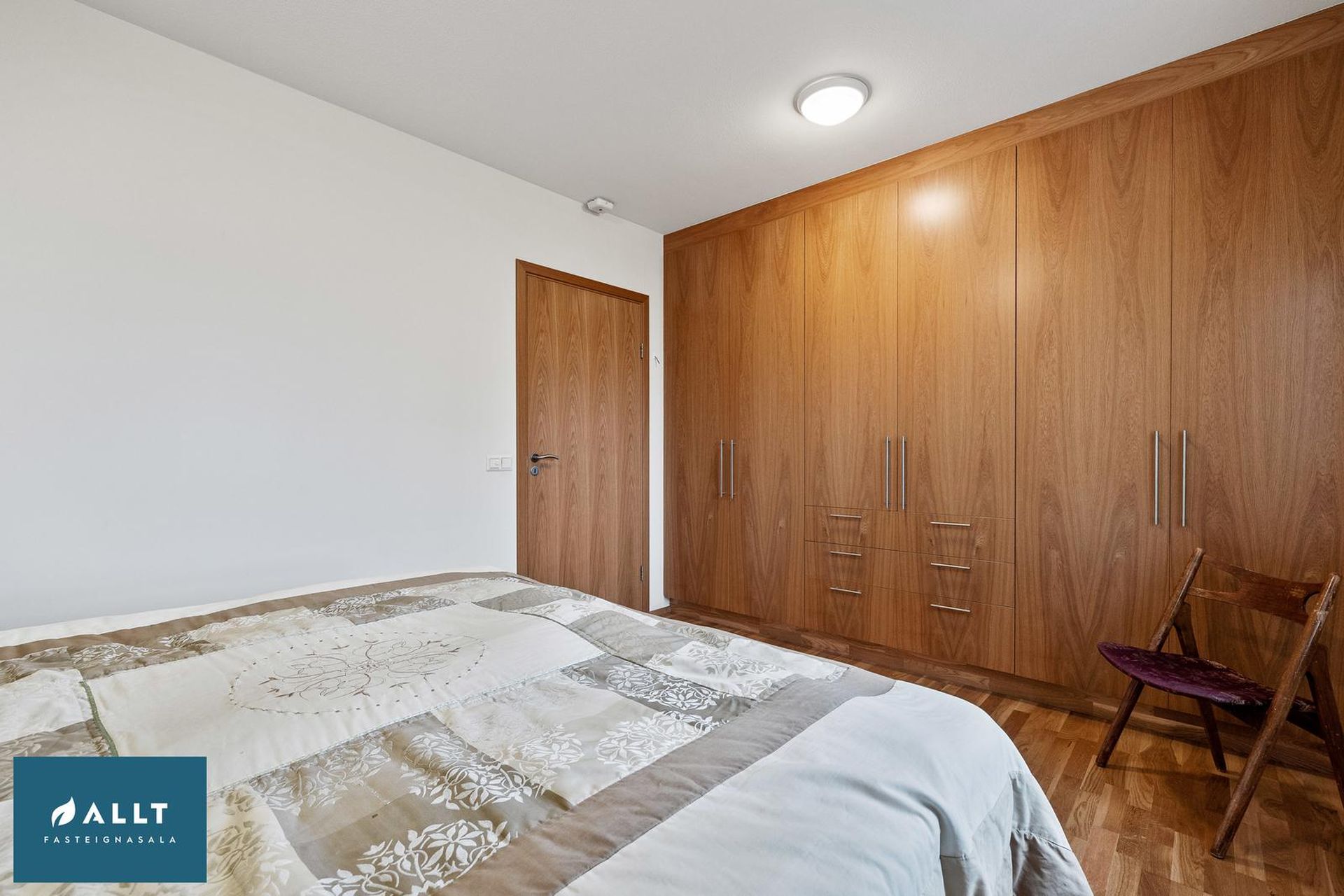 Pósthússtræti 1, 230 Reykjanesbær