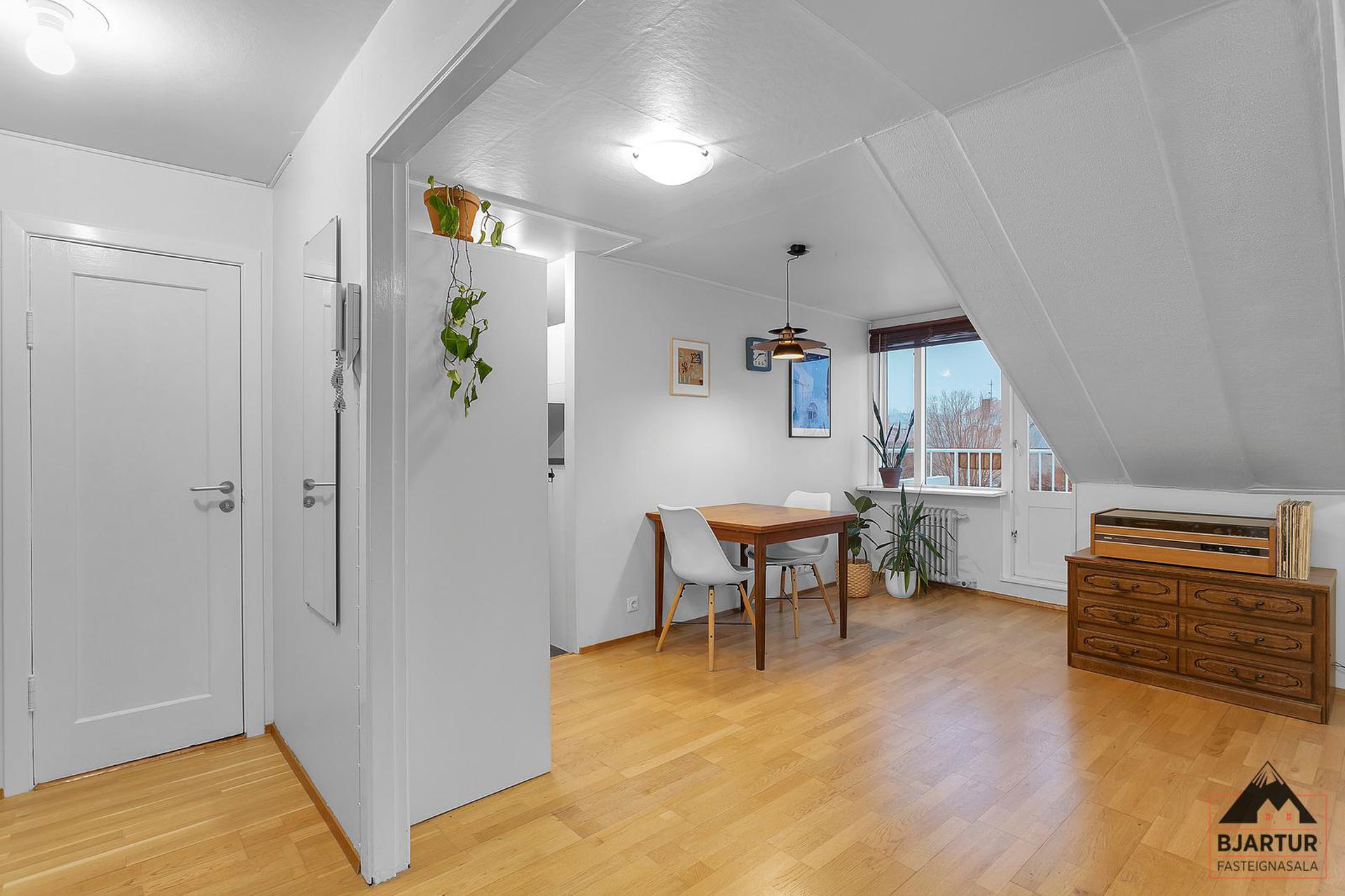 Mjóahlíð 10, 105 Reykjavík