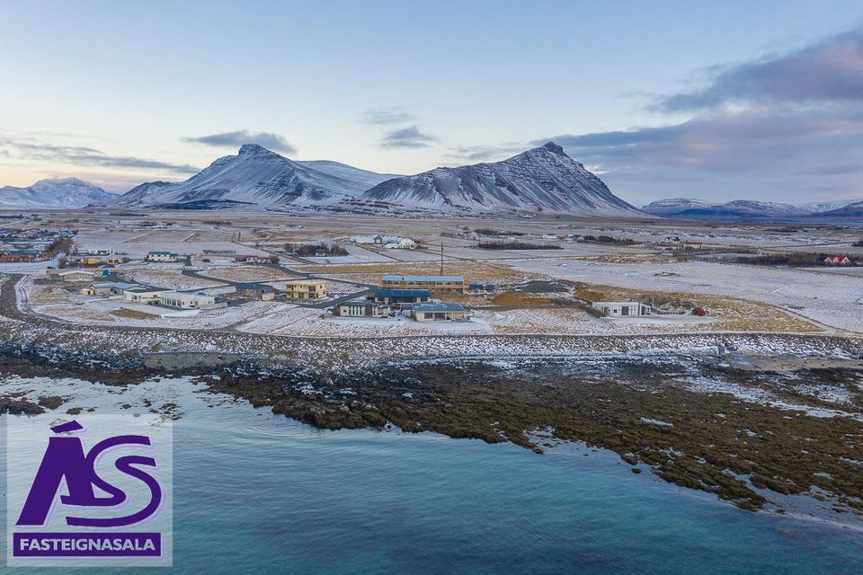 Krossvellir 2, 301 Hval