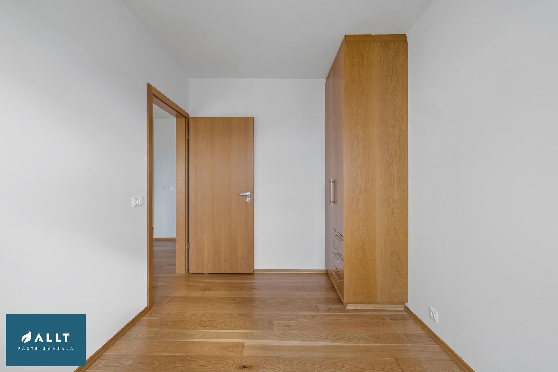 Tjarnabakki 8, 260 Reykjanesbær
