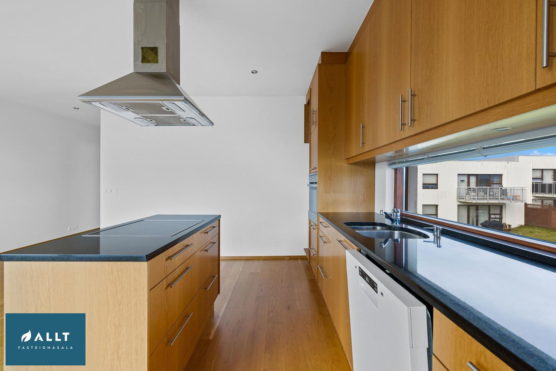 Tjarnabakki 8, 260 Reykjanesbær
