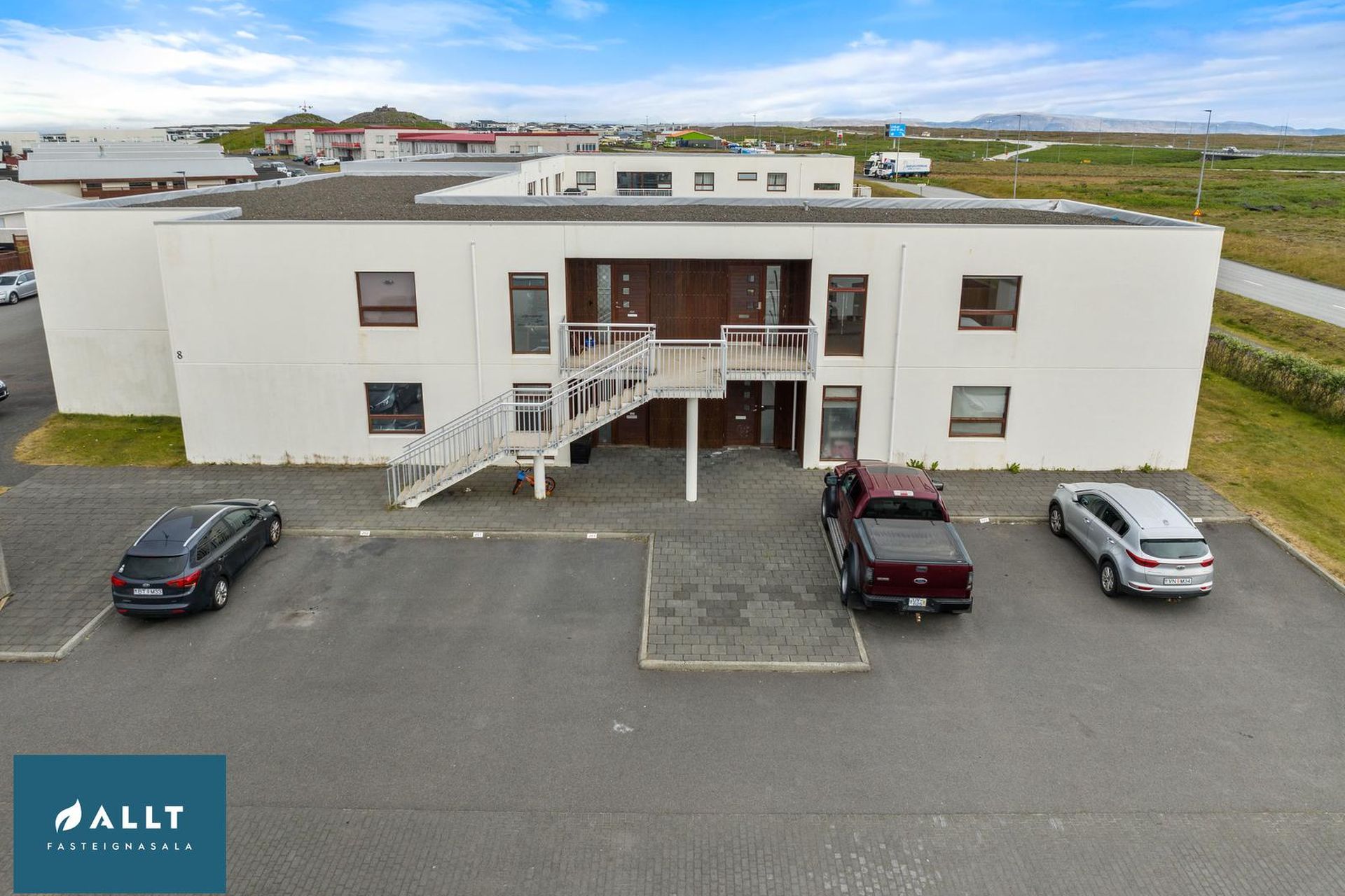 Tjarnabakki 8, 260 Reykjanesbær