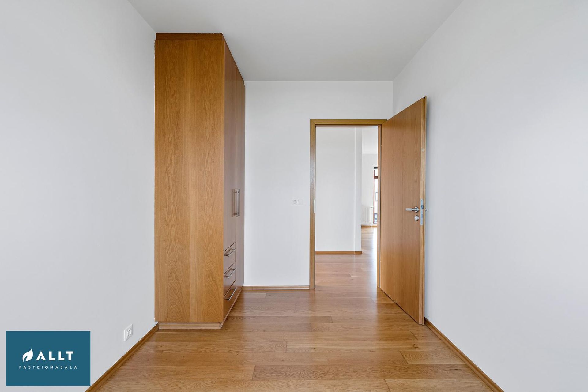 Tjarnabakki 8, 260 Reykjanesbær