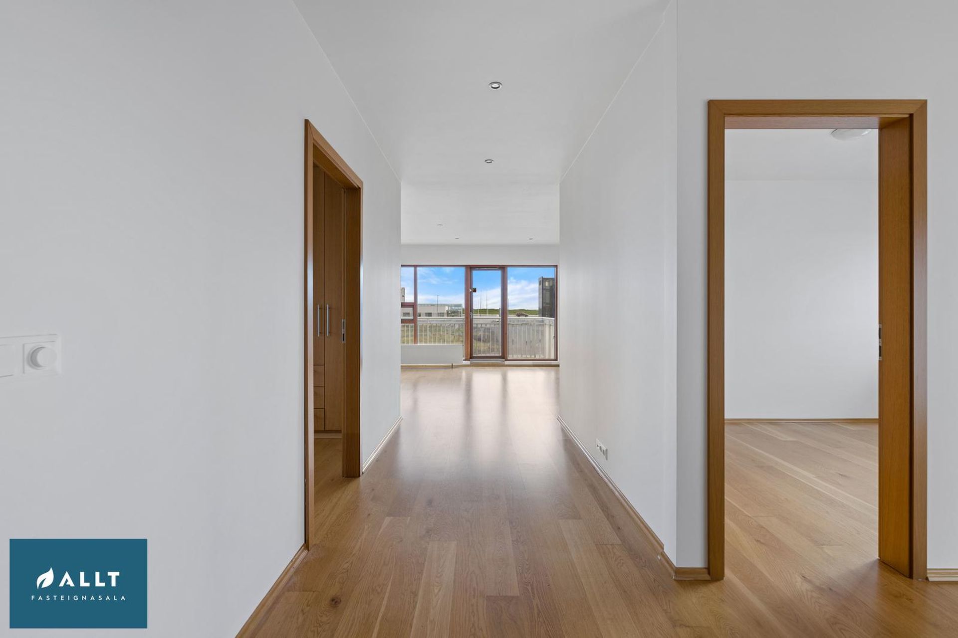 Tjarnabakki 8, 260 Reykjanesbær