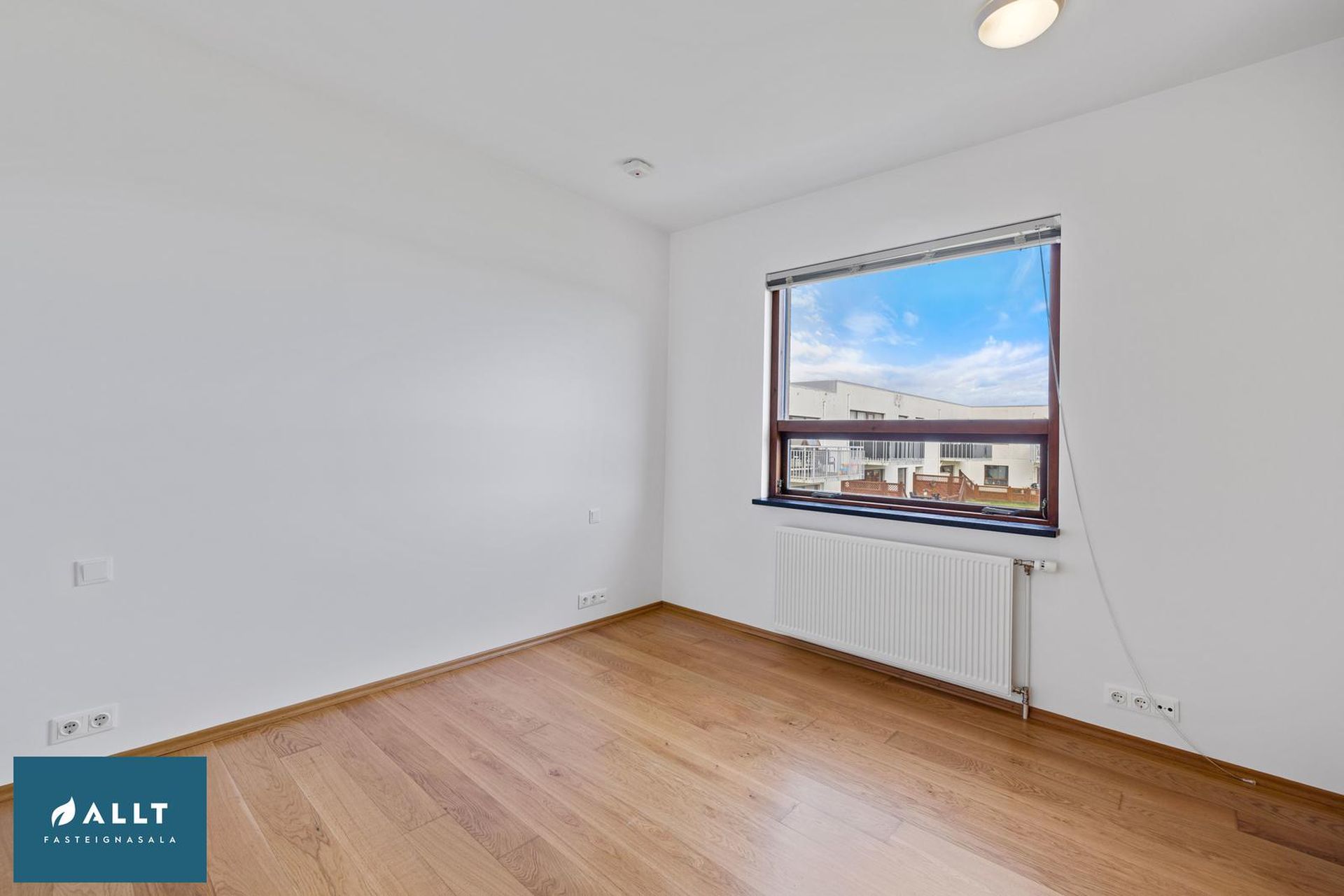Tjarnabakki 8, 260 Reykjanesbær