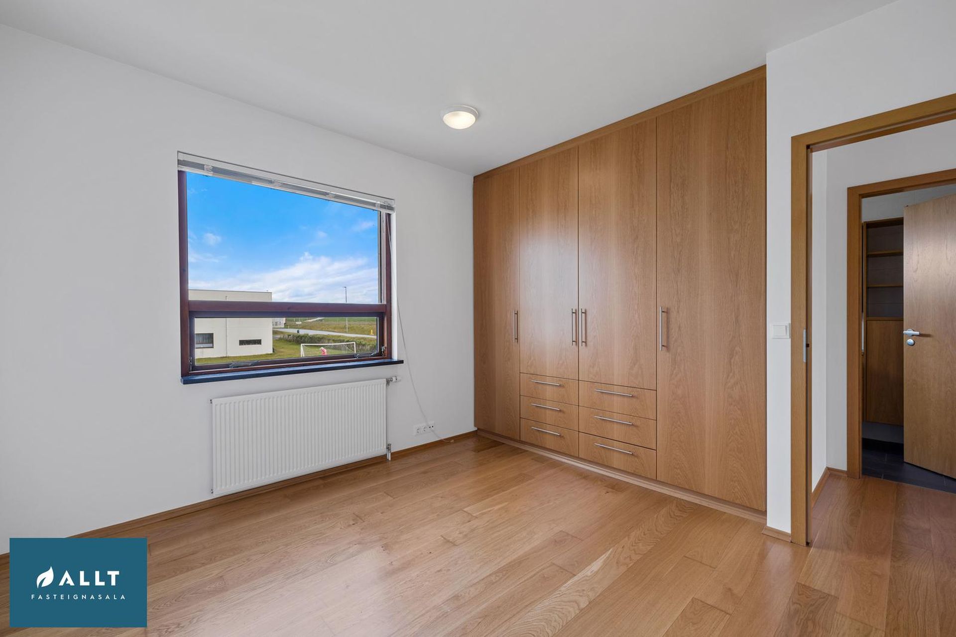 Tjarnabakki 8, 260 Reykjanesbær