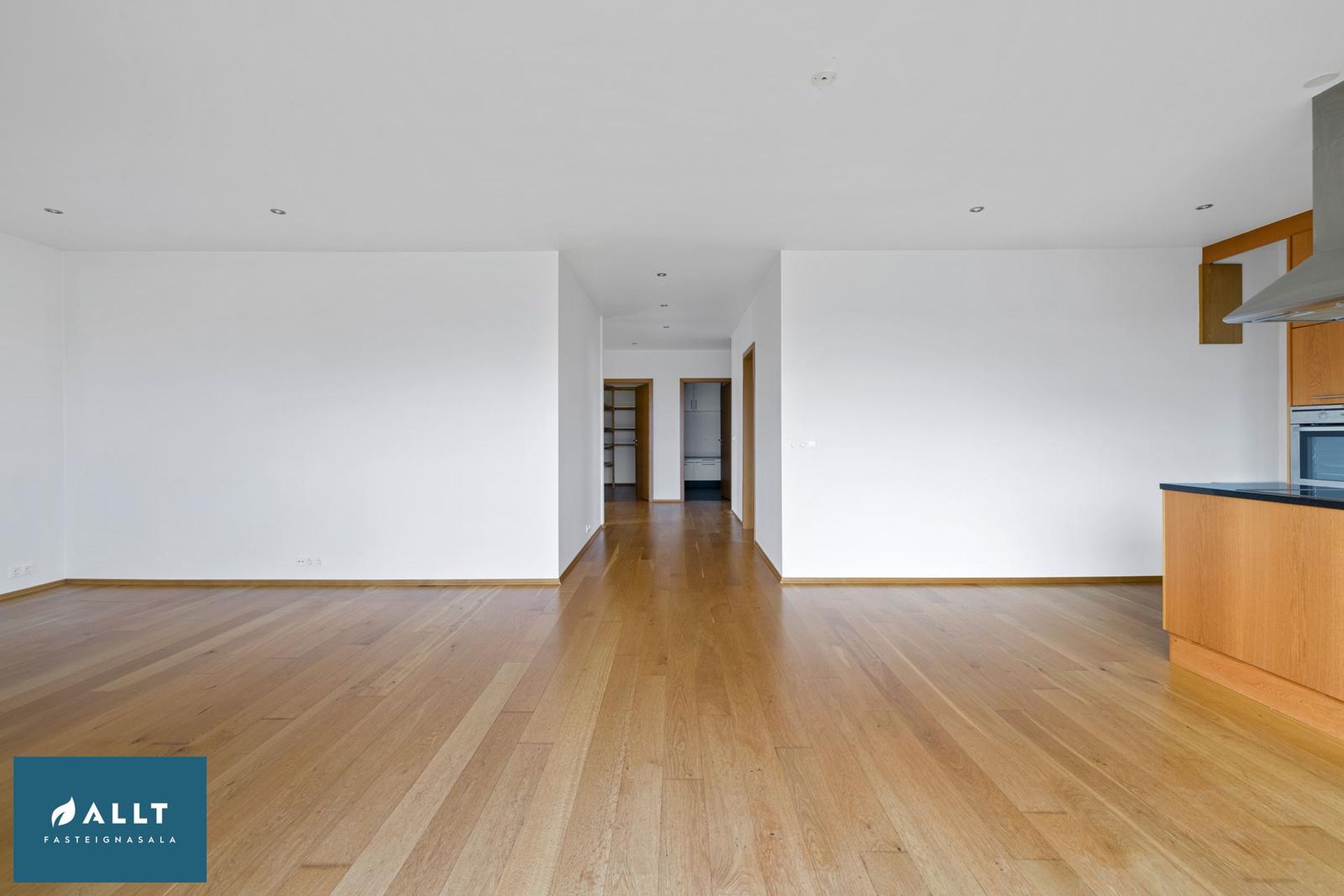 Tjarnabakki 8, 260 Reykjanesbær