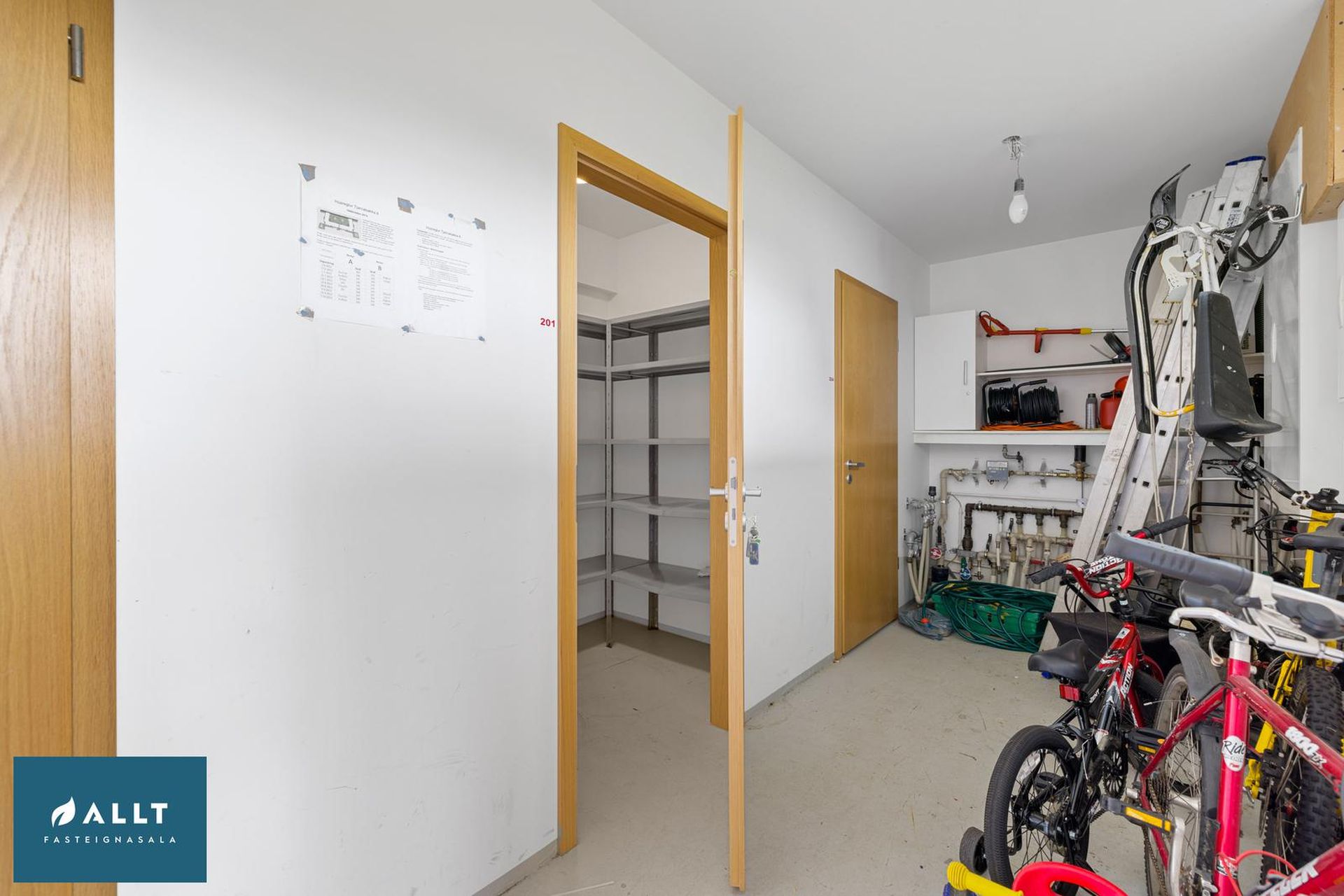 Tjarnabakki 8, 260 Reykjanesbær