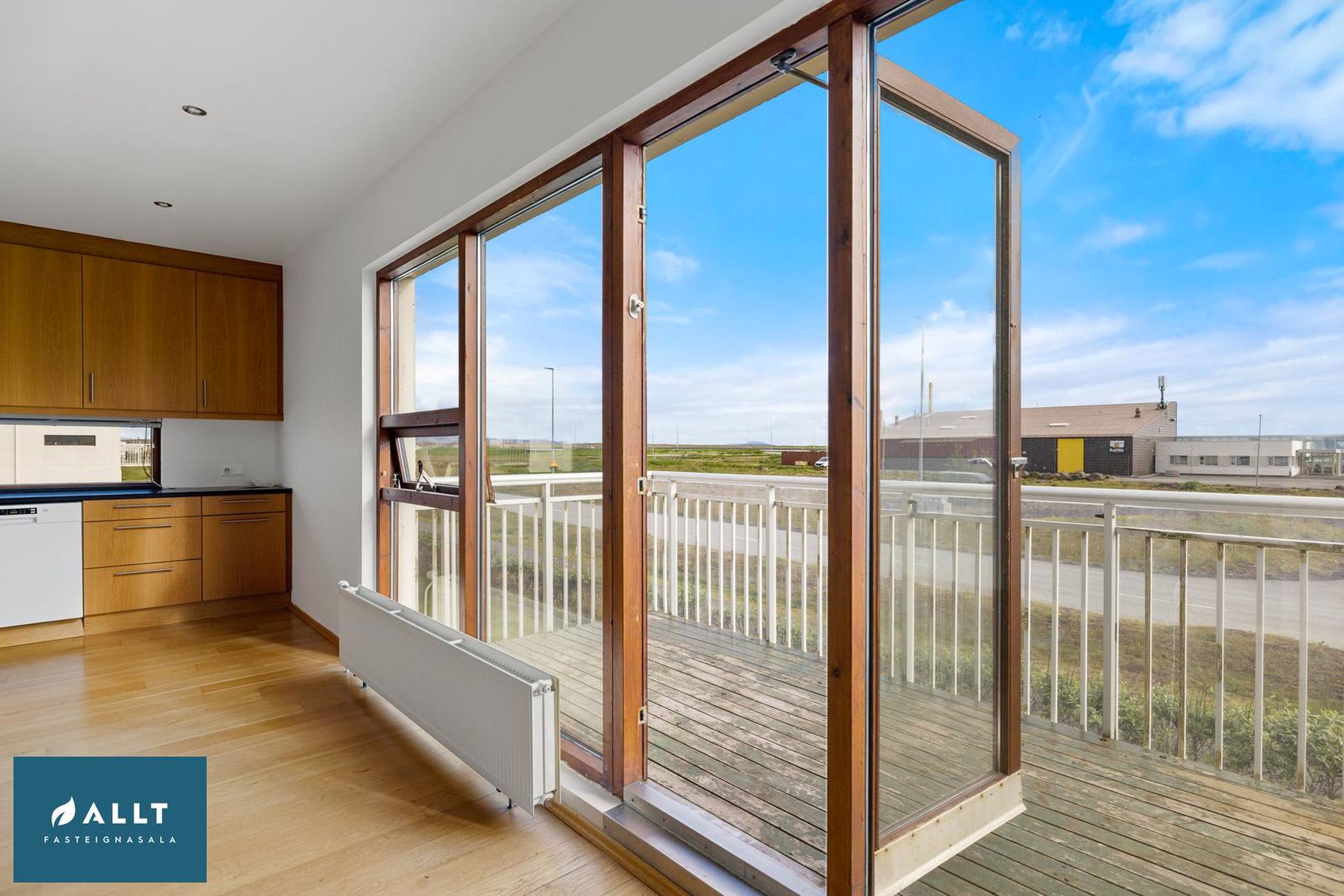 Tjarnabakki 8, 260 Reykjanesbær