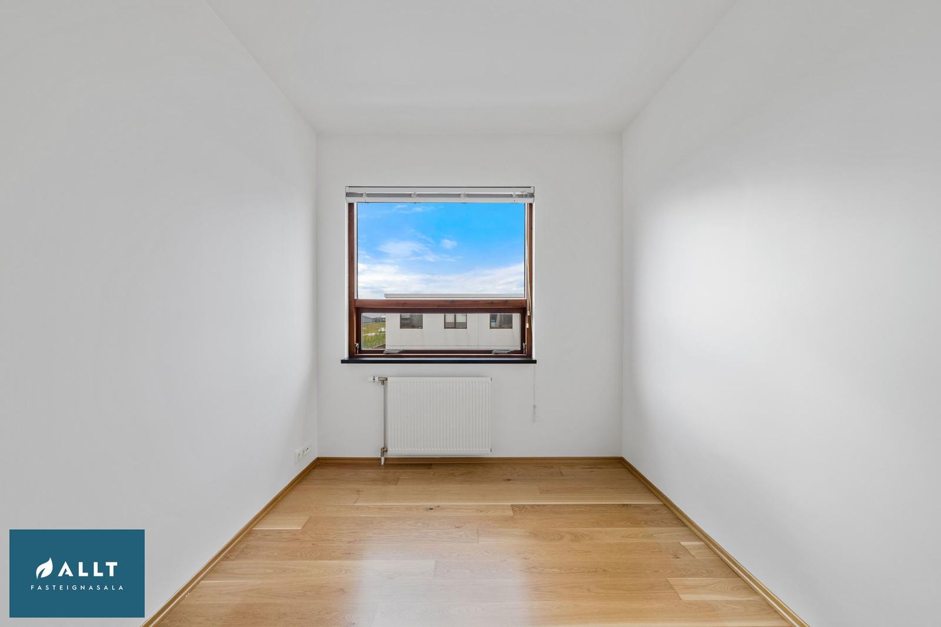 Tjarnabakki 8, 260 Reykjanesbær