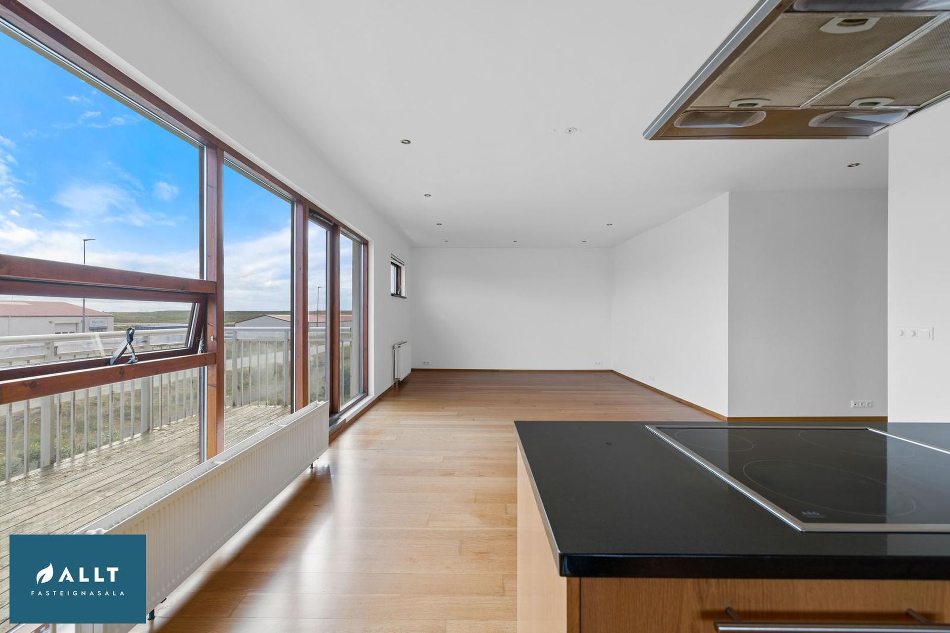 Tjarnabakki 8, 260 Reykjanesbær