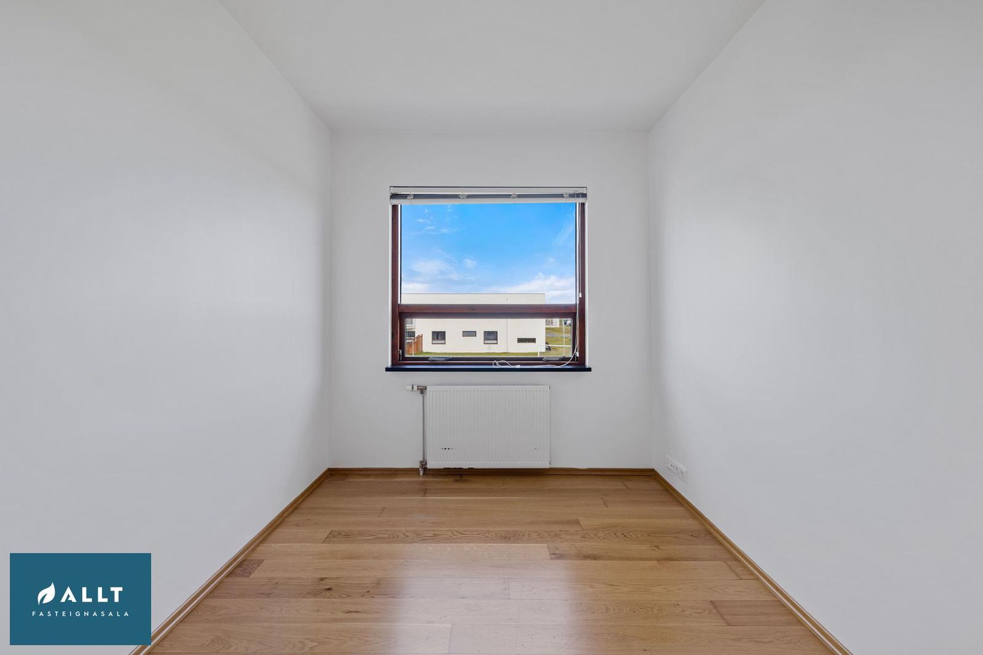 Tjarnabakki 8, 260 Reykjanesbær
