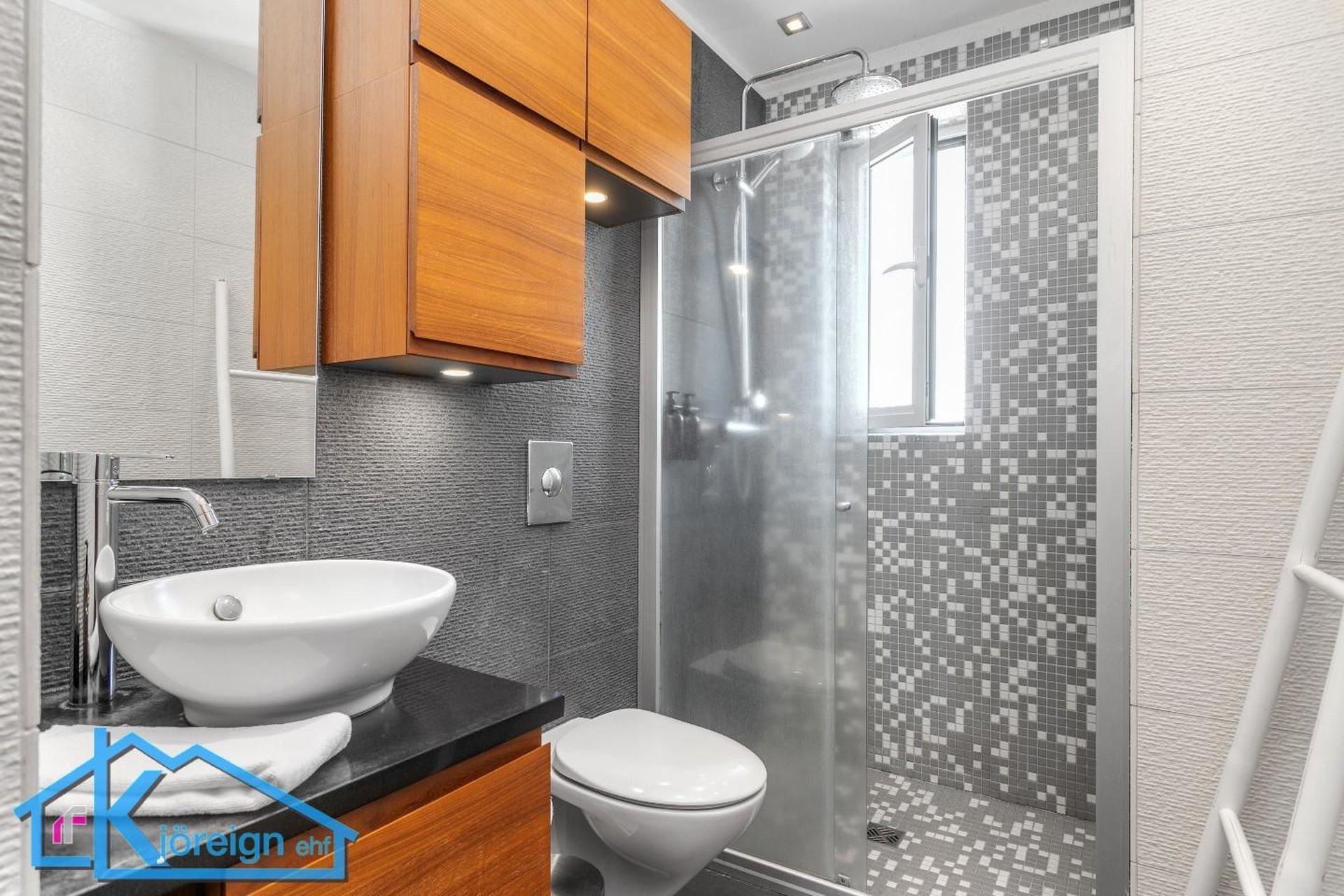 Laugavegur 103, 105 Reykjavík