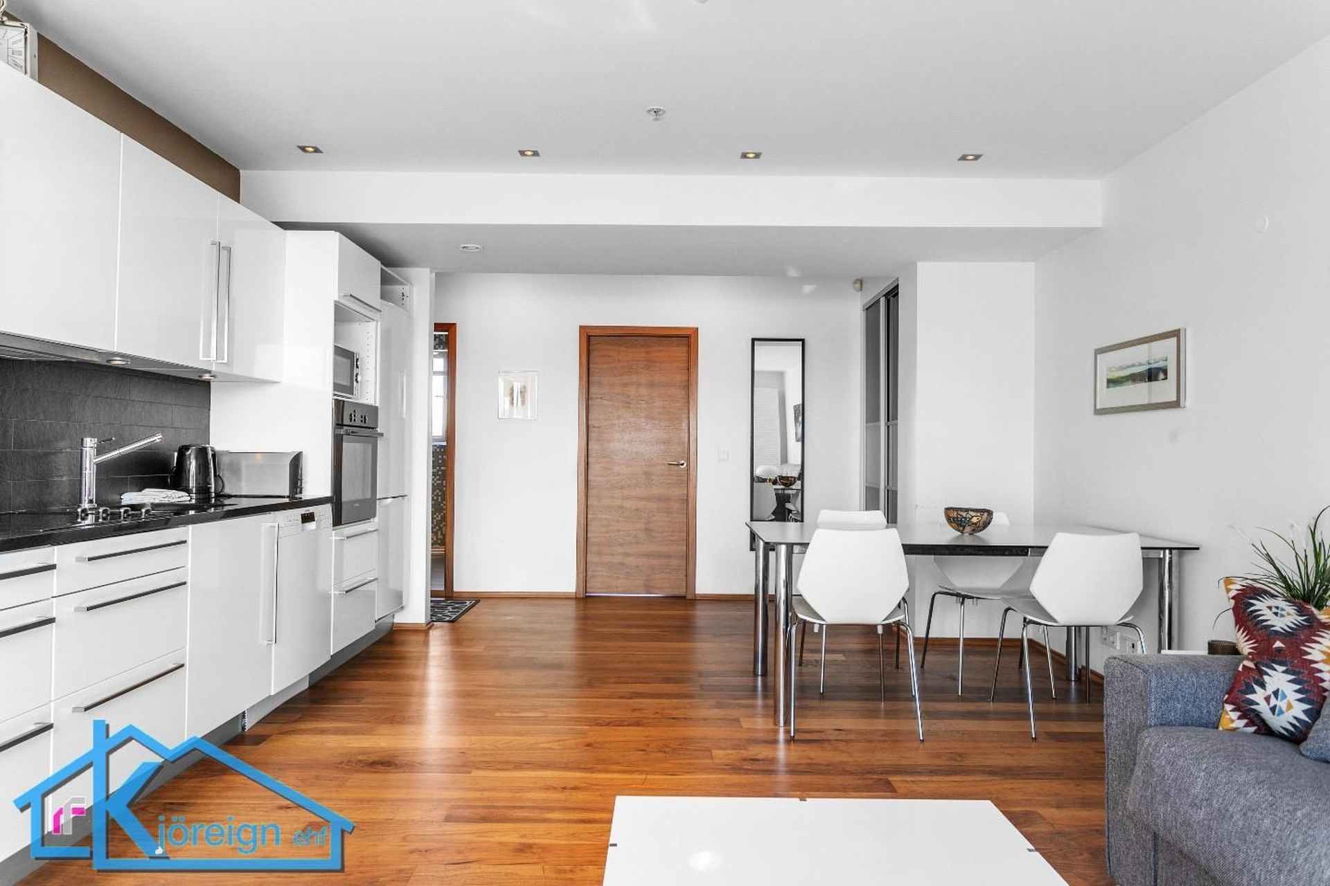 Laugavegur 103, 105 Reykjavík