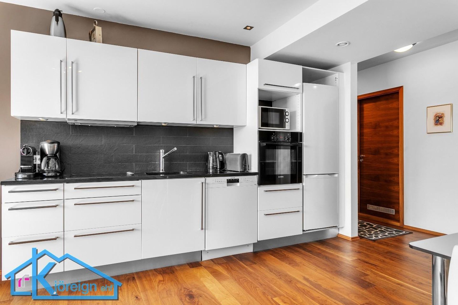 Laugavegur 103, 105 Reykjavík