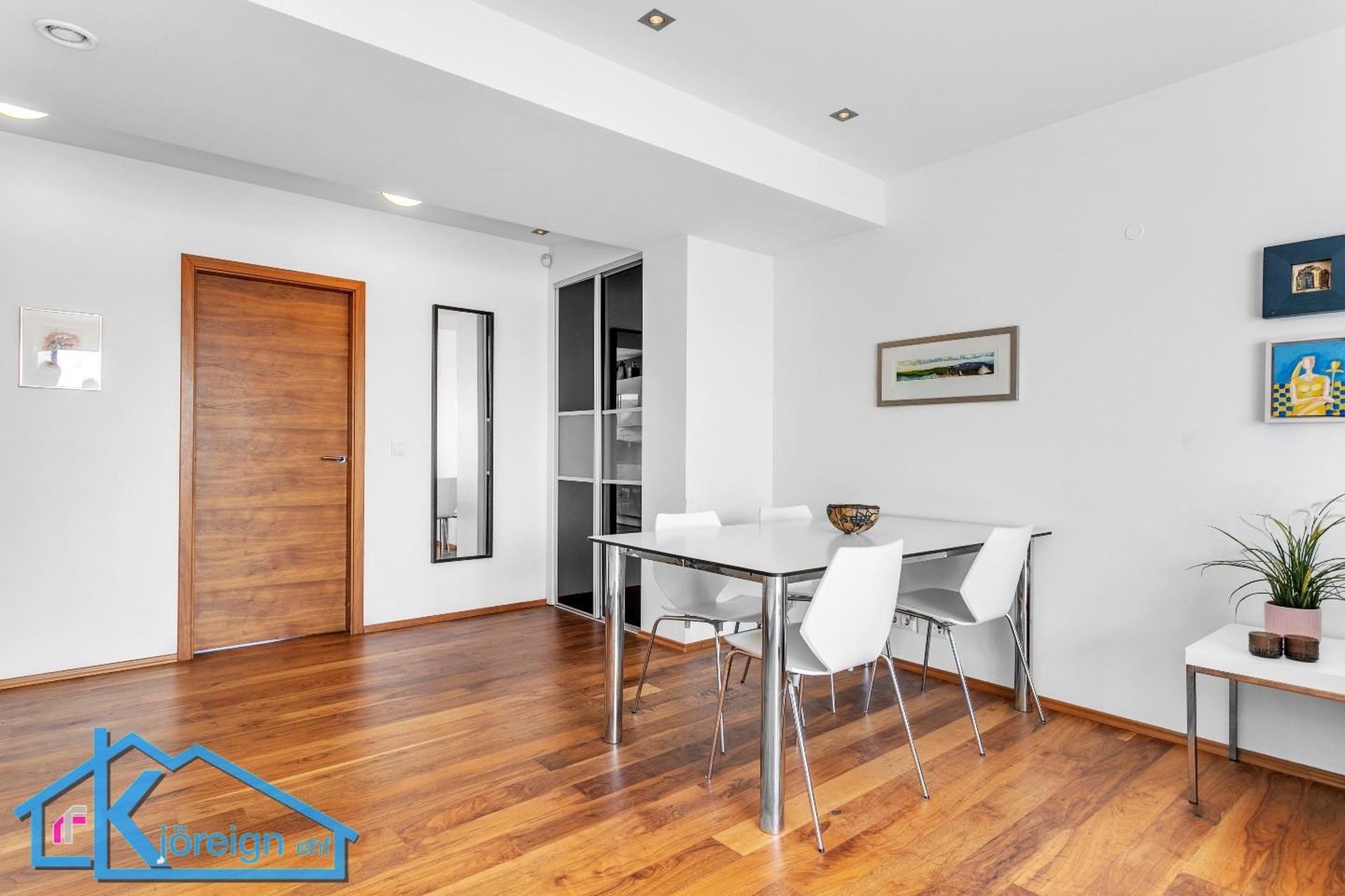 Laugavegur 103, 105 Reykjavík