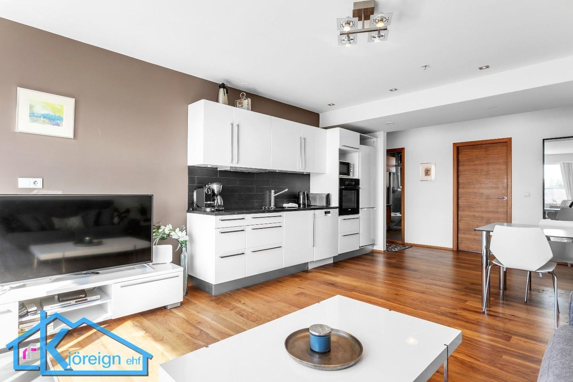 Laugavegur 103, 105 Reykjavík