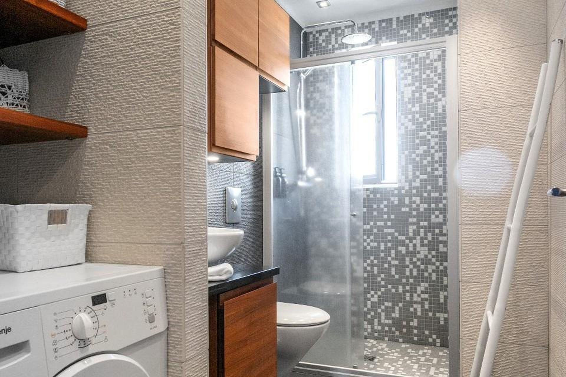 Laugavegur 103, 105 Reykjavík