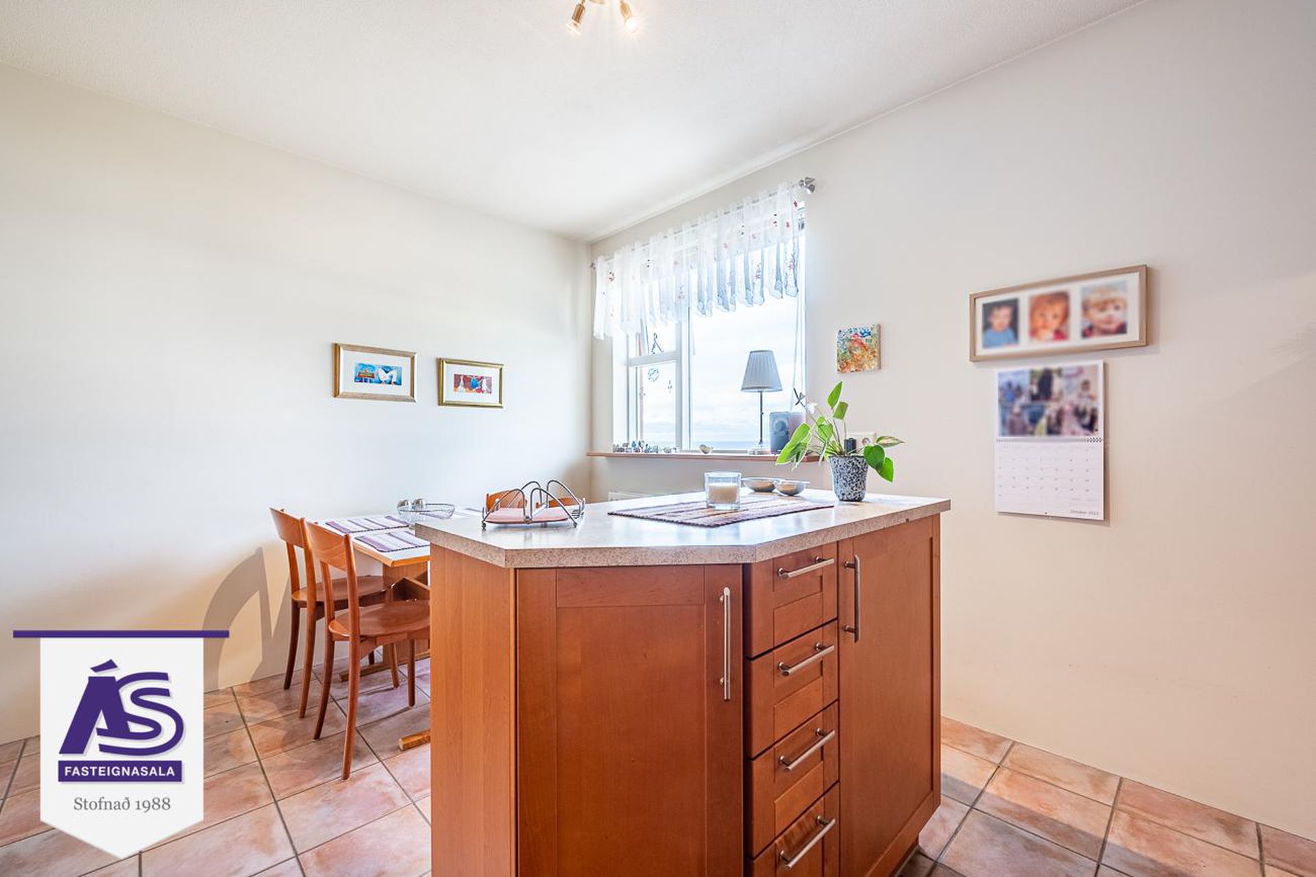 Hólabraut 19, 220 Hafnarfjörður