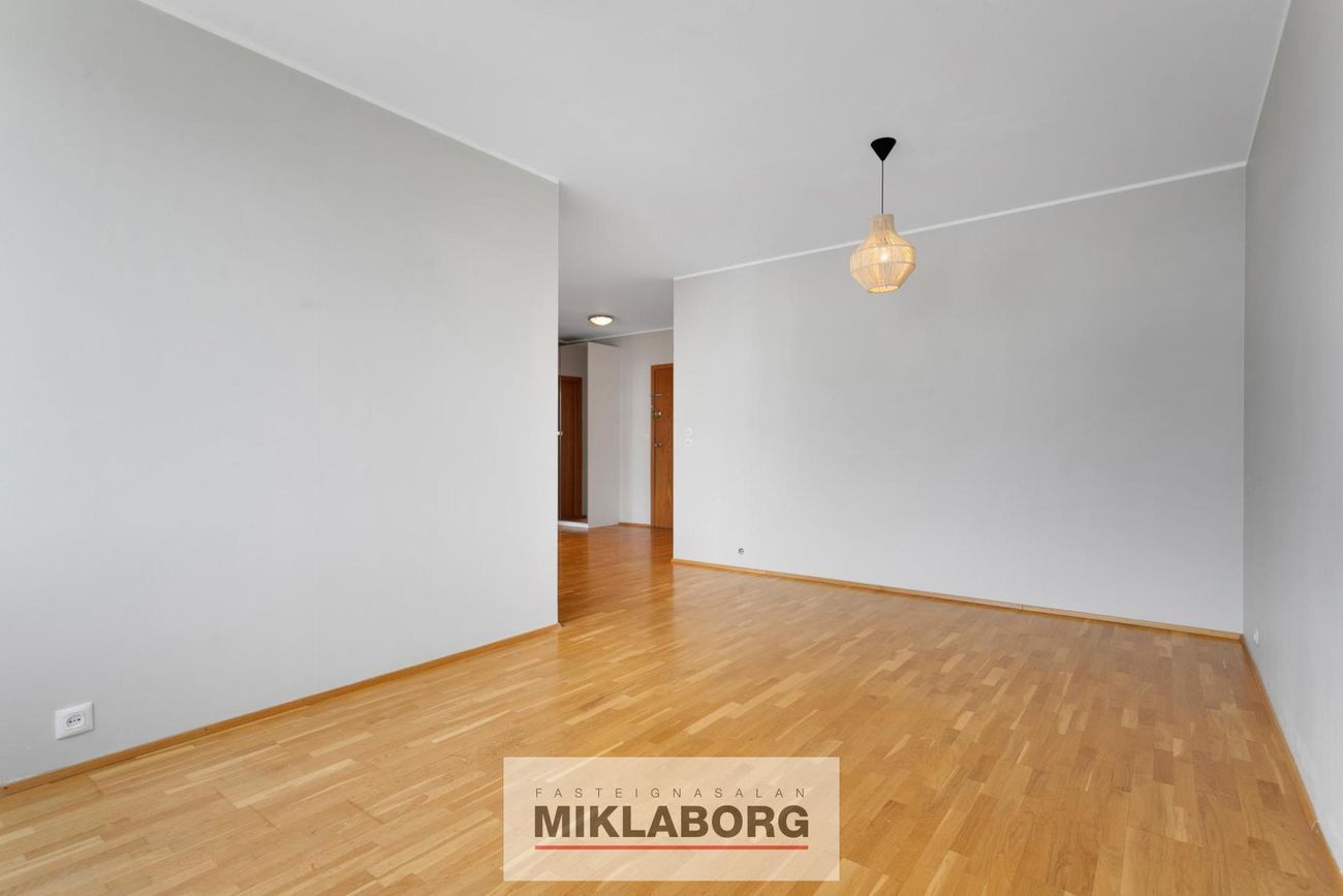 Safamýri 42, 108 Reykjavík