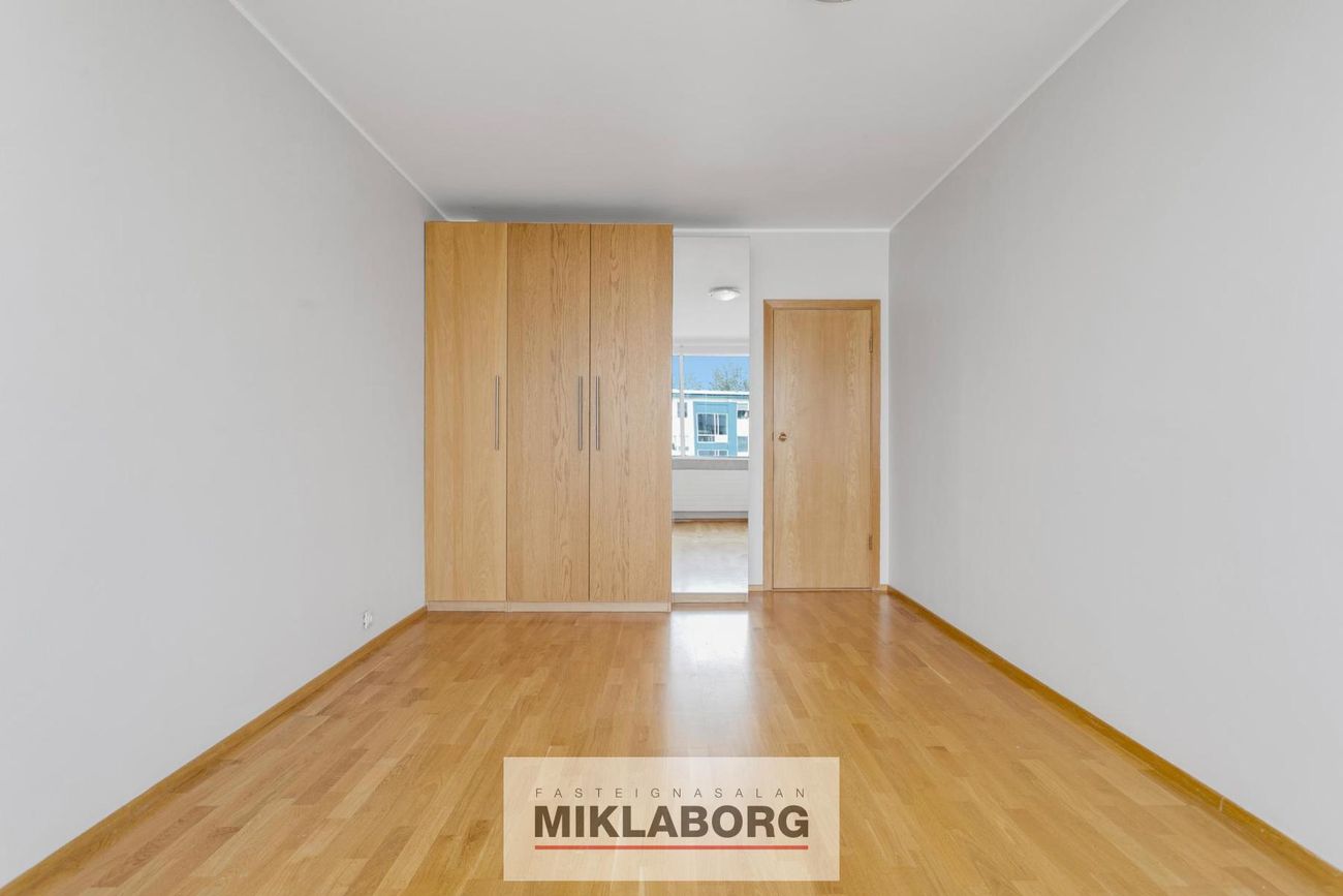 Safamýri 42, 108 Reykjavík