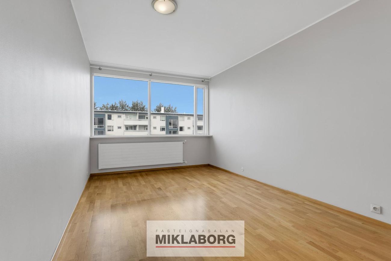 Safamýri 42, 108 Reykjavík