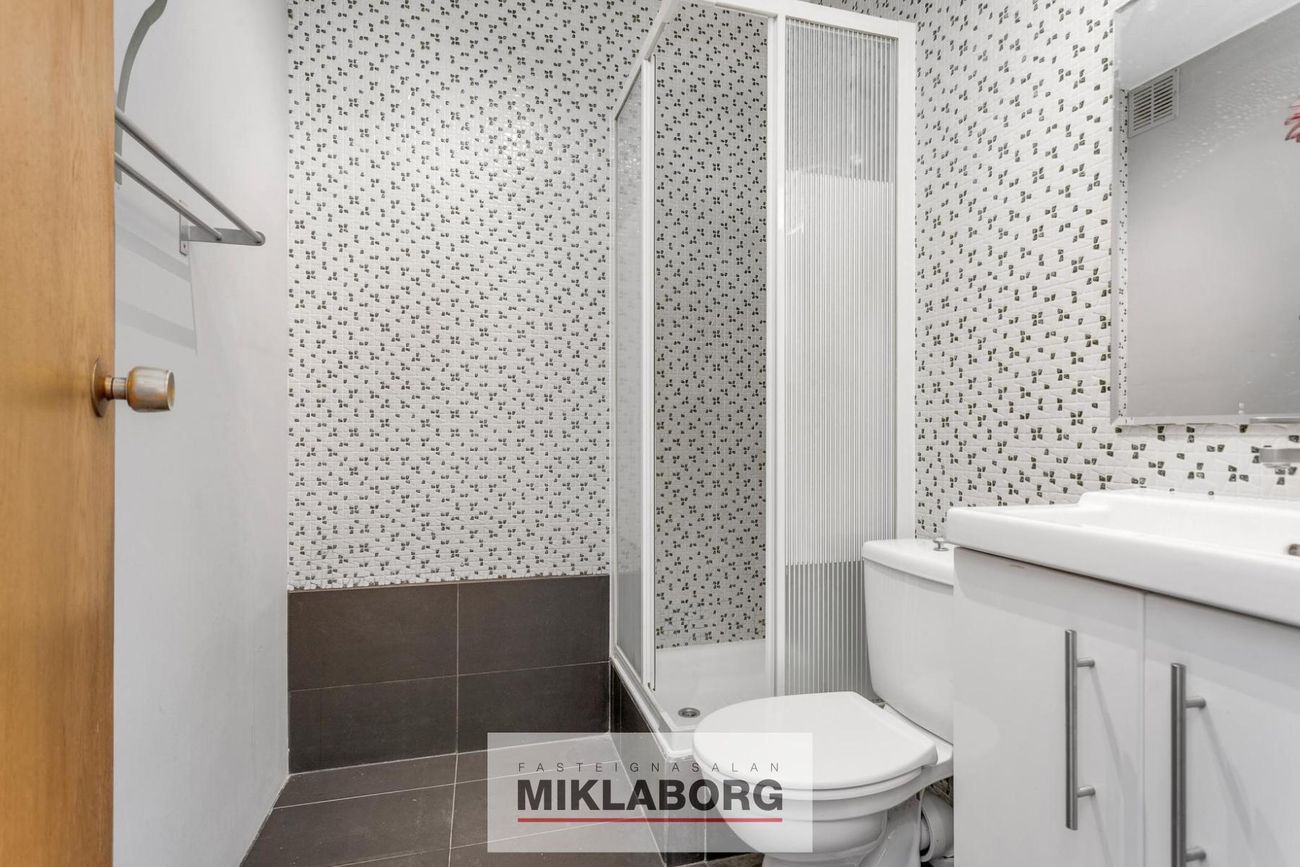 Safamýri 42, 108 Reykjavík