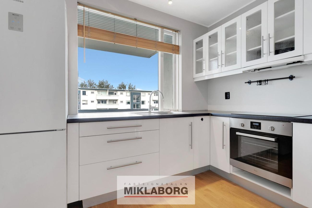 Safamýri 42, 108 Reykjavík