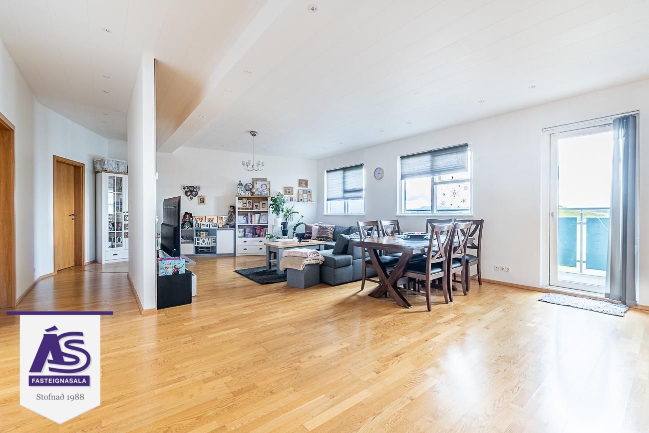 Tjarnabraut 14, 260 Reykjanesbær