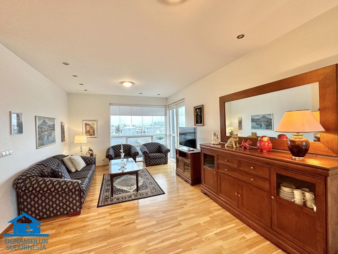 Pósthússtræti 1, 230 Reykjanesbær