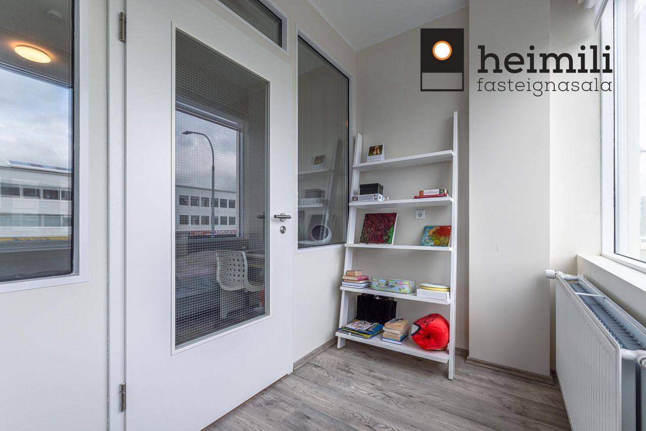Grensásvegur 12, 108 Reykjavík