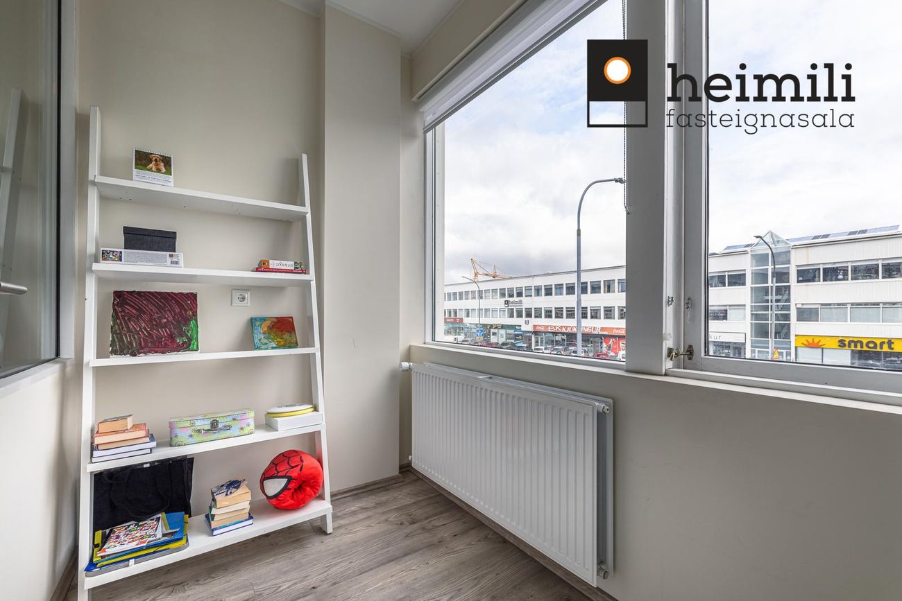 Grensásvegur 12, 108 Reykjavík