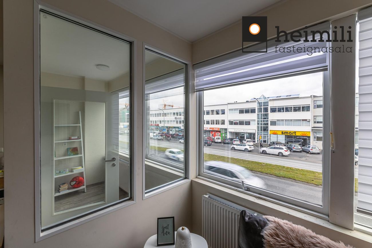 Grensásvegur 12, 108 Reykjavík