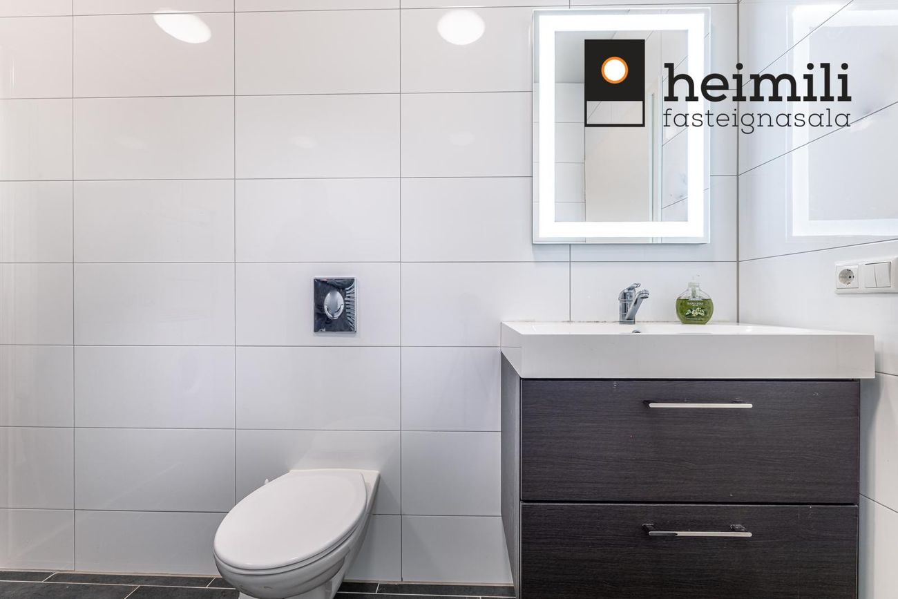 Grensásvegur 12, 108 Reykjavík