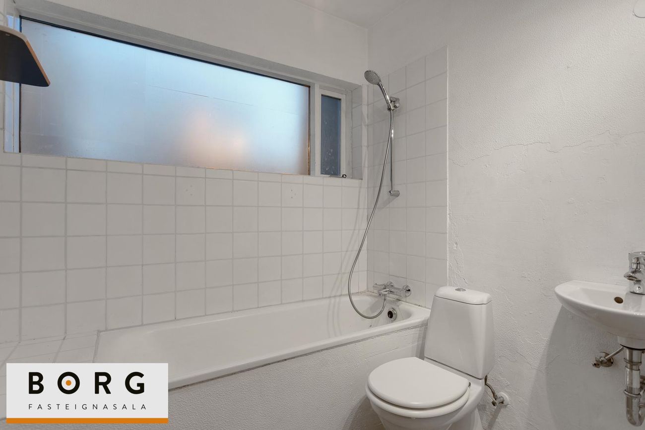 Hagamelur 52, 107 Reykjavík