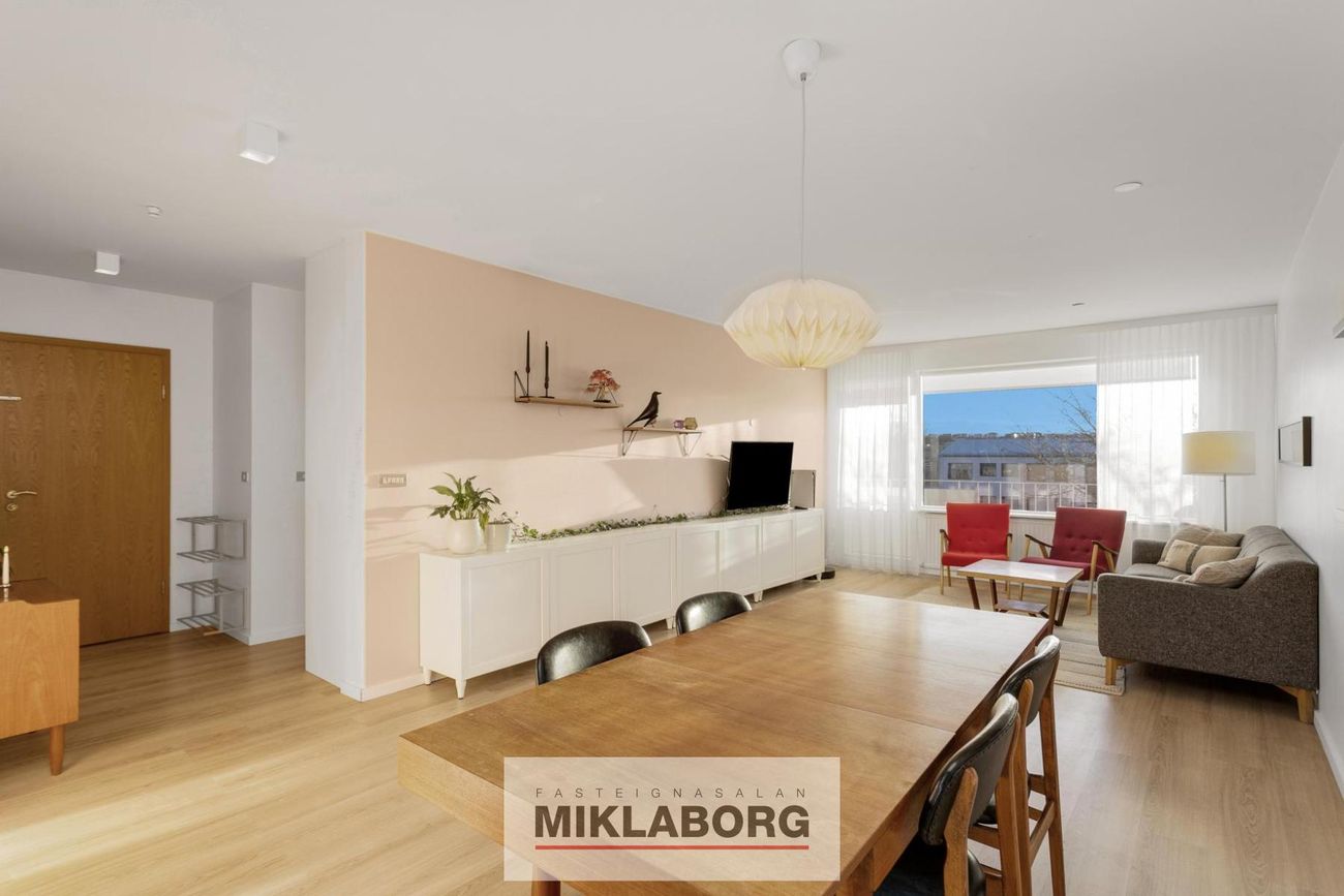 Efstaland 24, 108 Reykjavík