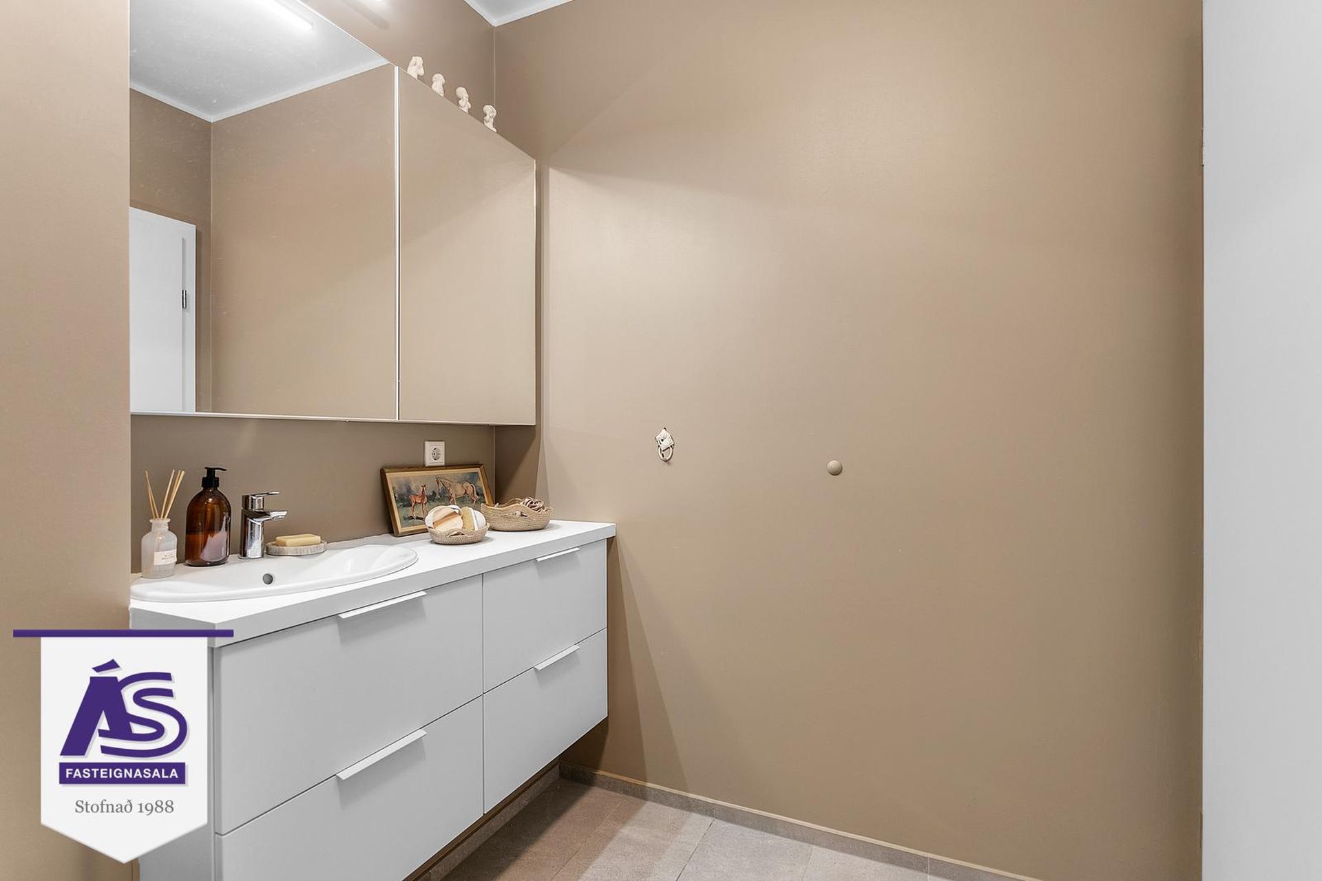 Vinastræti 8 - 0202, 210 Garðabær